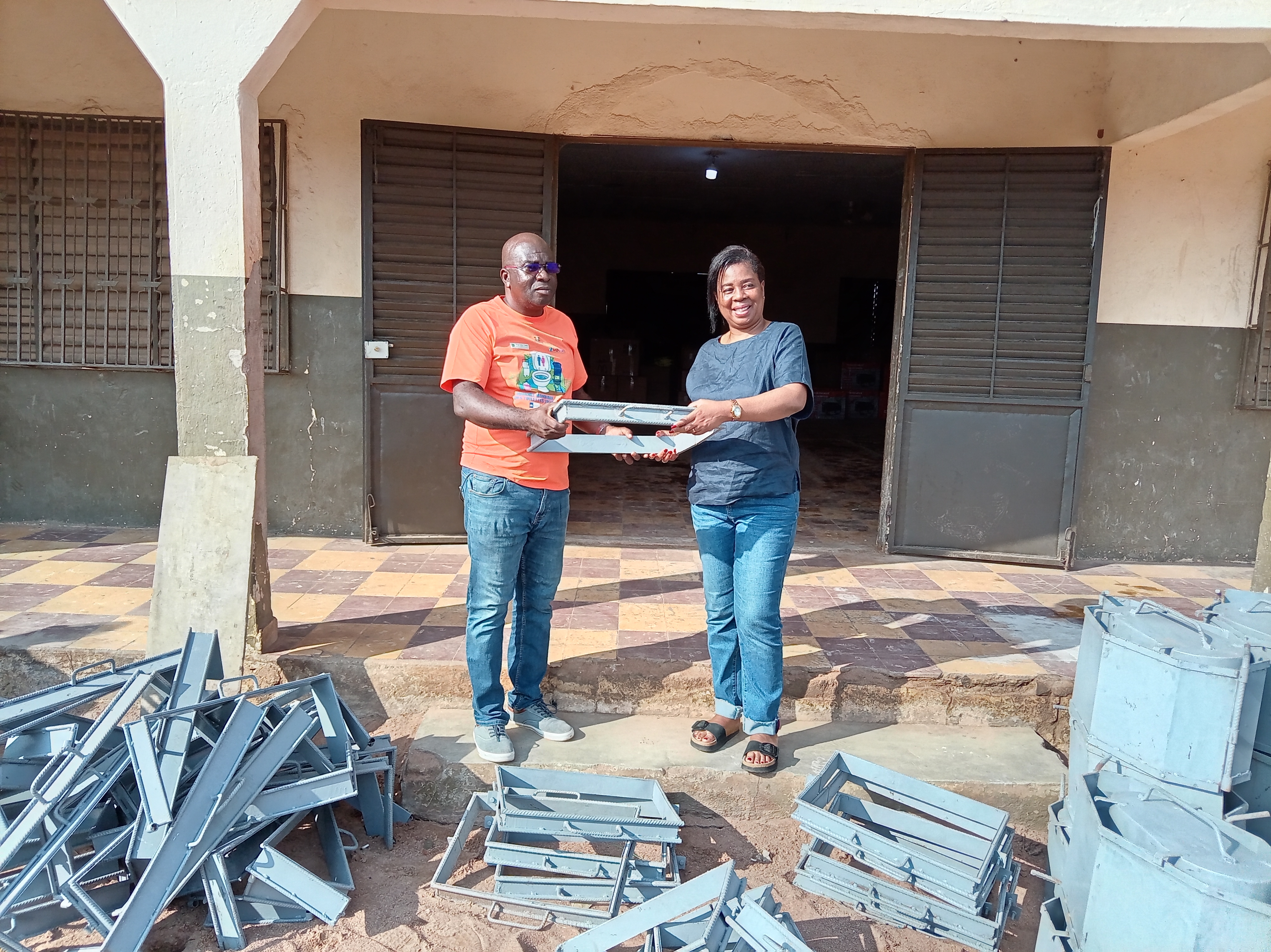 Niakaramandougou : la DAR remet à l’ONG OIDEL les kits des 16 TPE chargées des 1 403 latrines