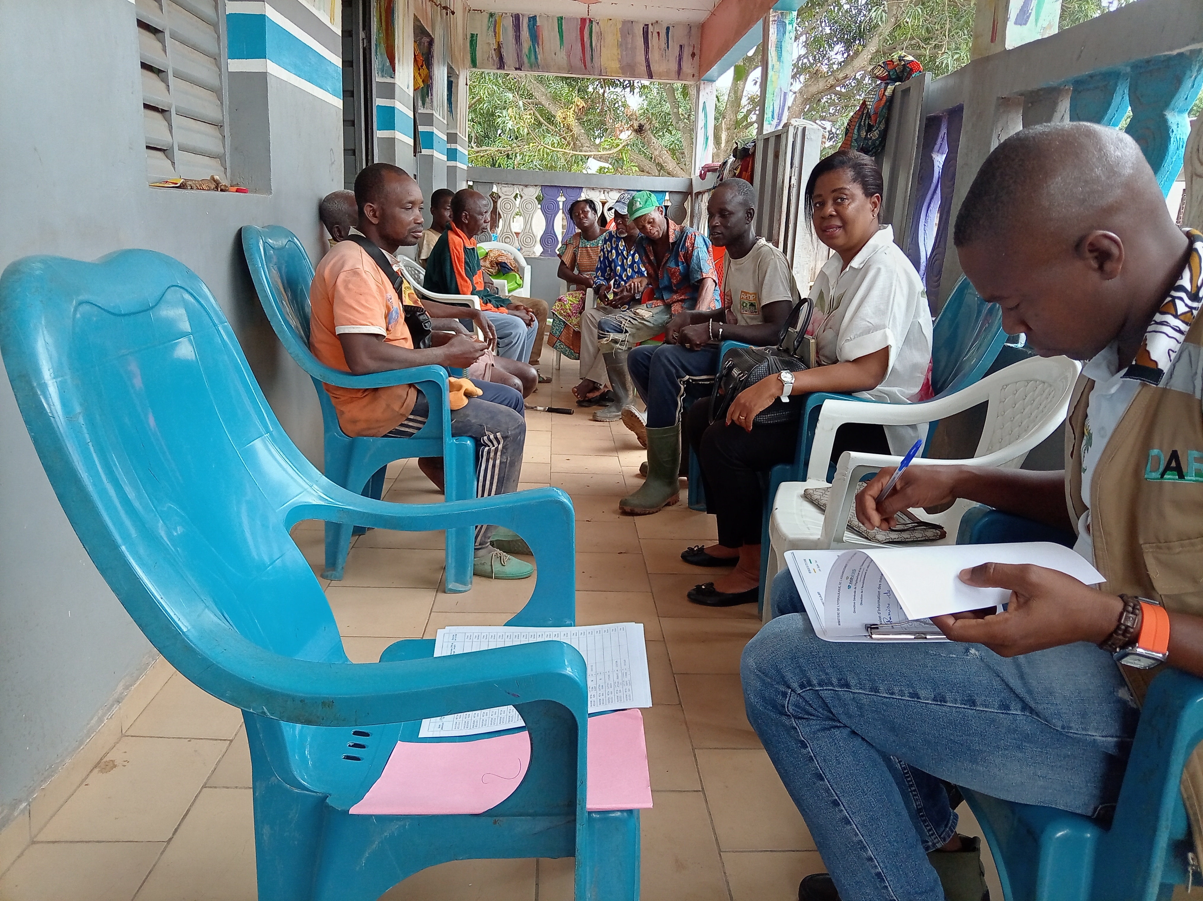 Remise des sites de construction des latrines familiales dans le village de Petonkaha