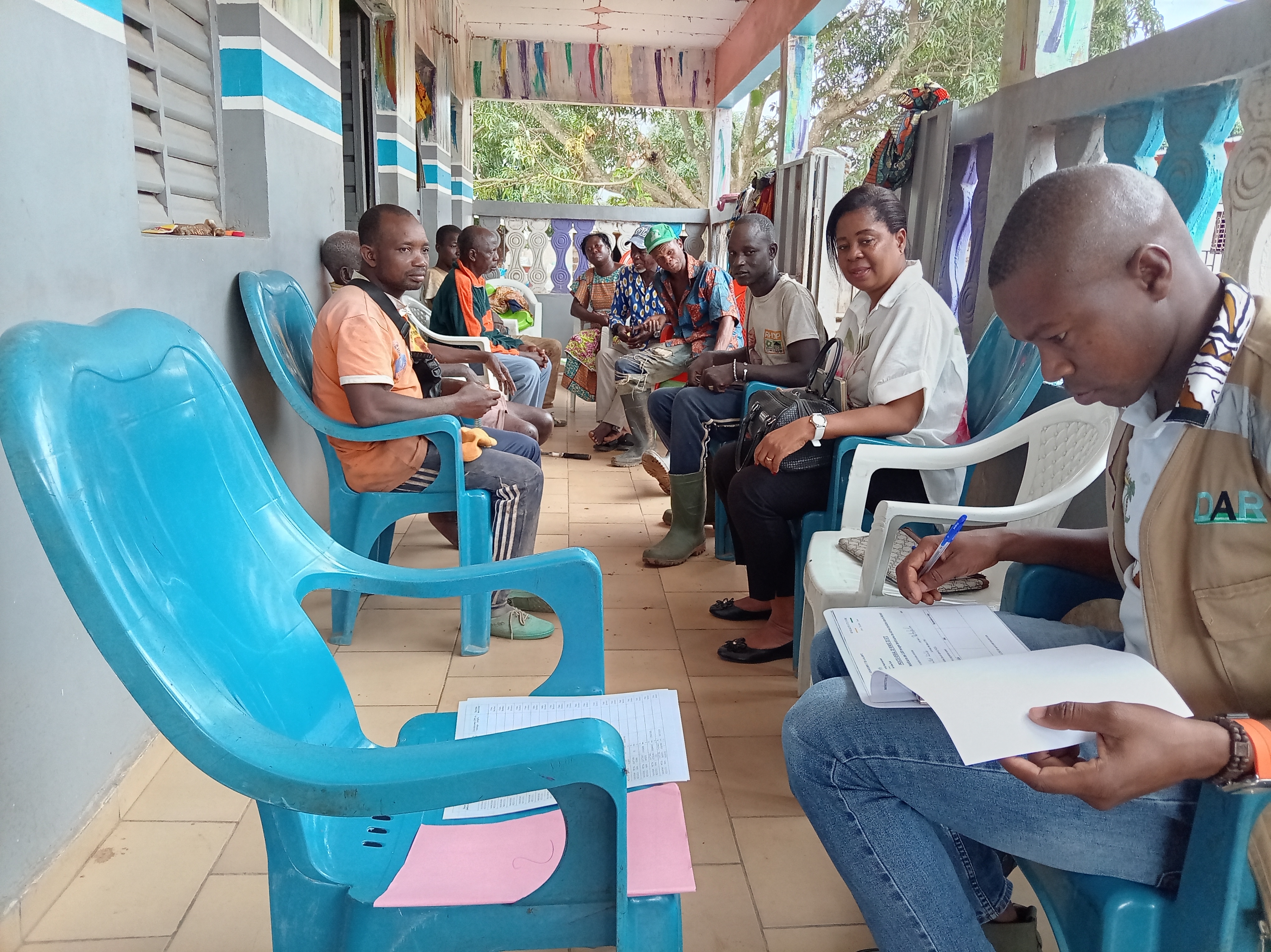 Remise des sites de construction des latrines familiales dans le village de Petonkaha