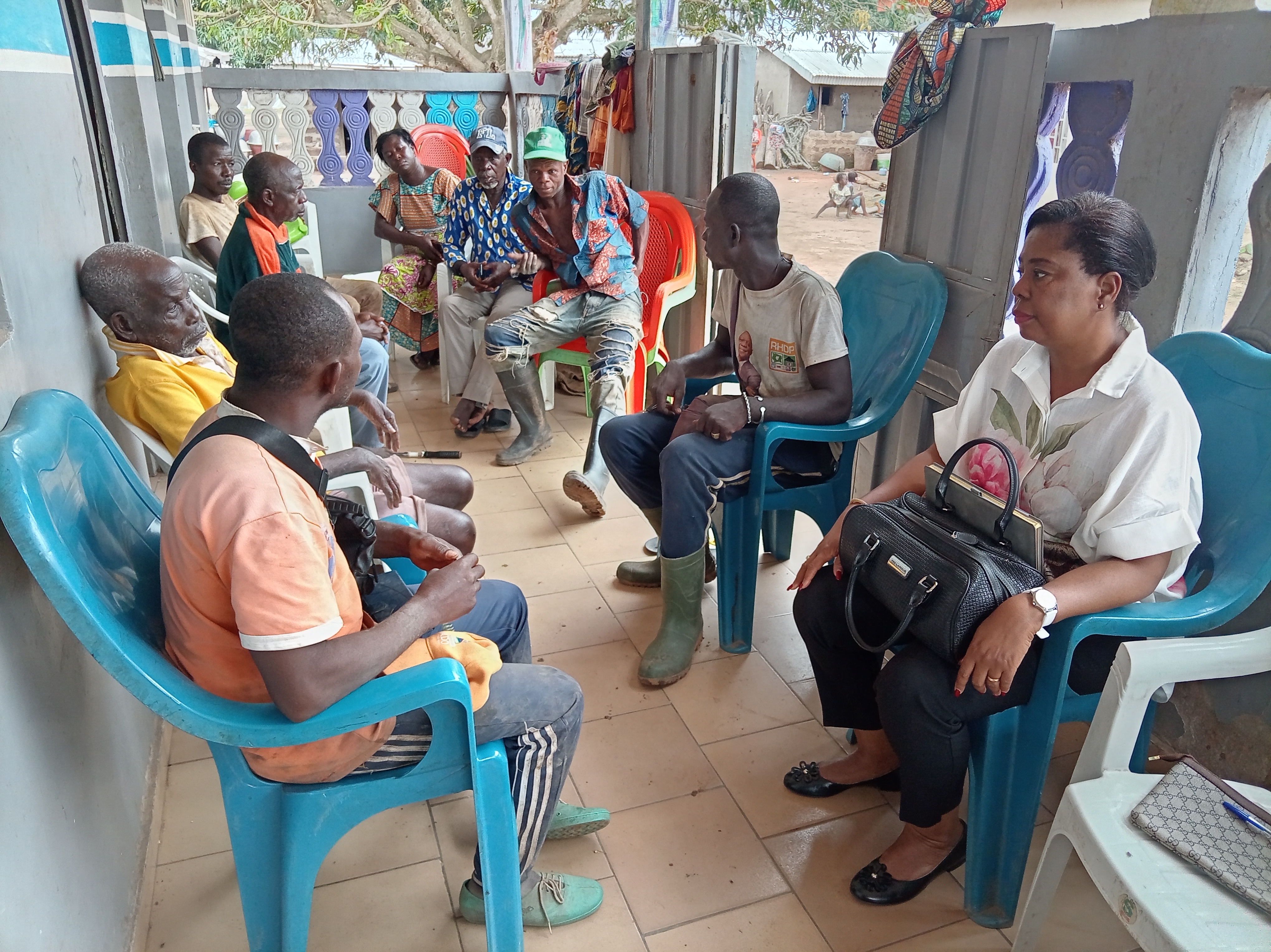 Remise des sites de construction des latrines familiales dans le village de Petonkaha