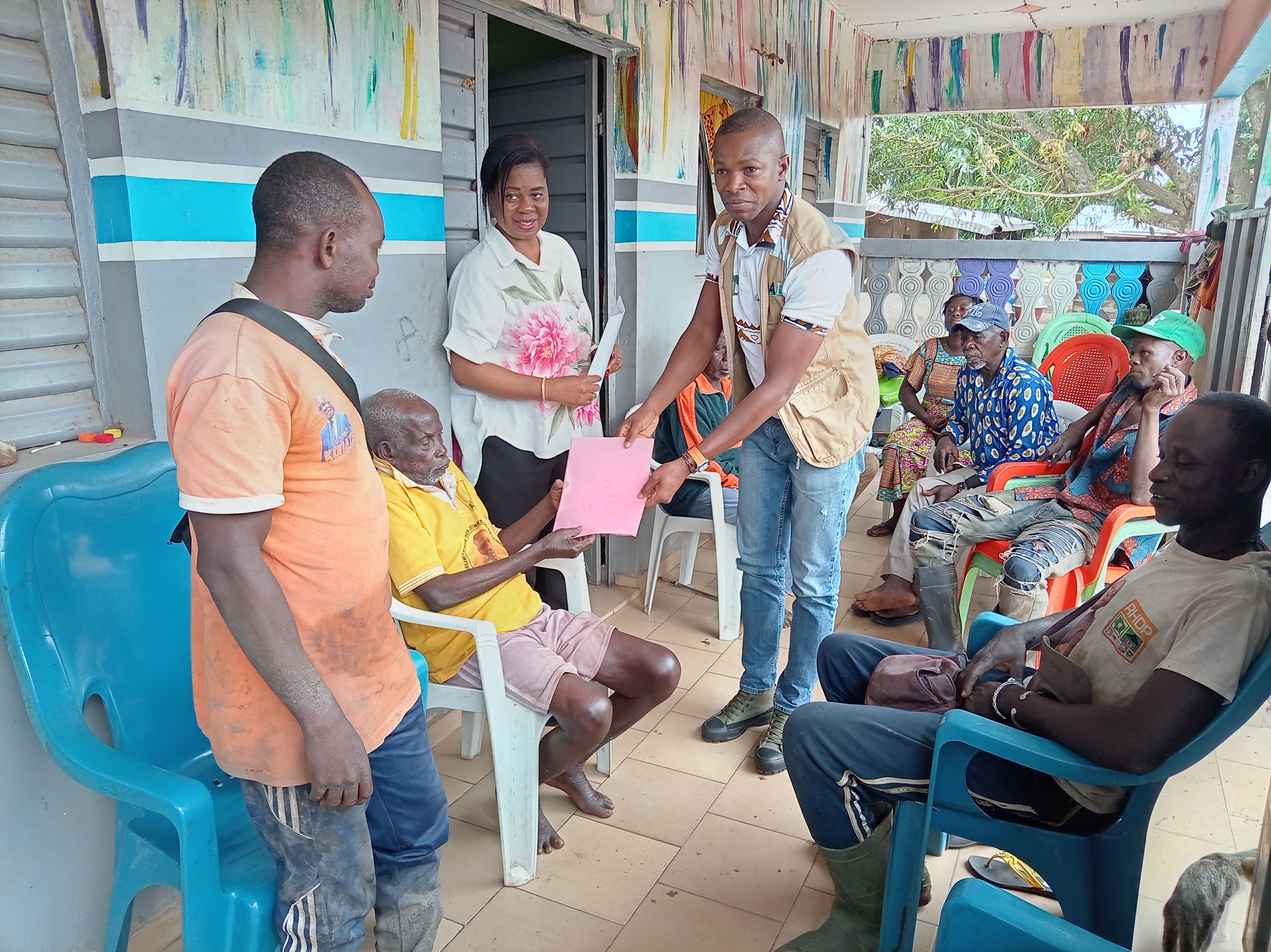 Remise des sites de construction des latrines familiales dans le village de Petonkaha