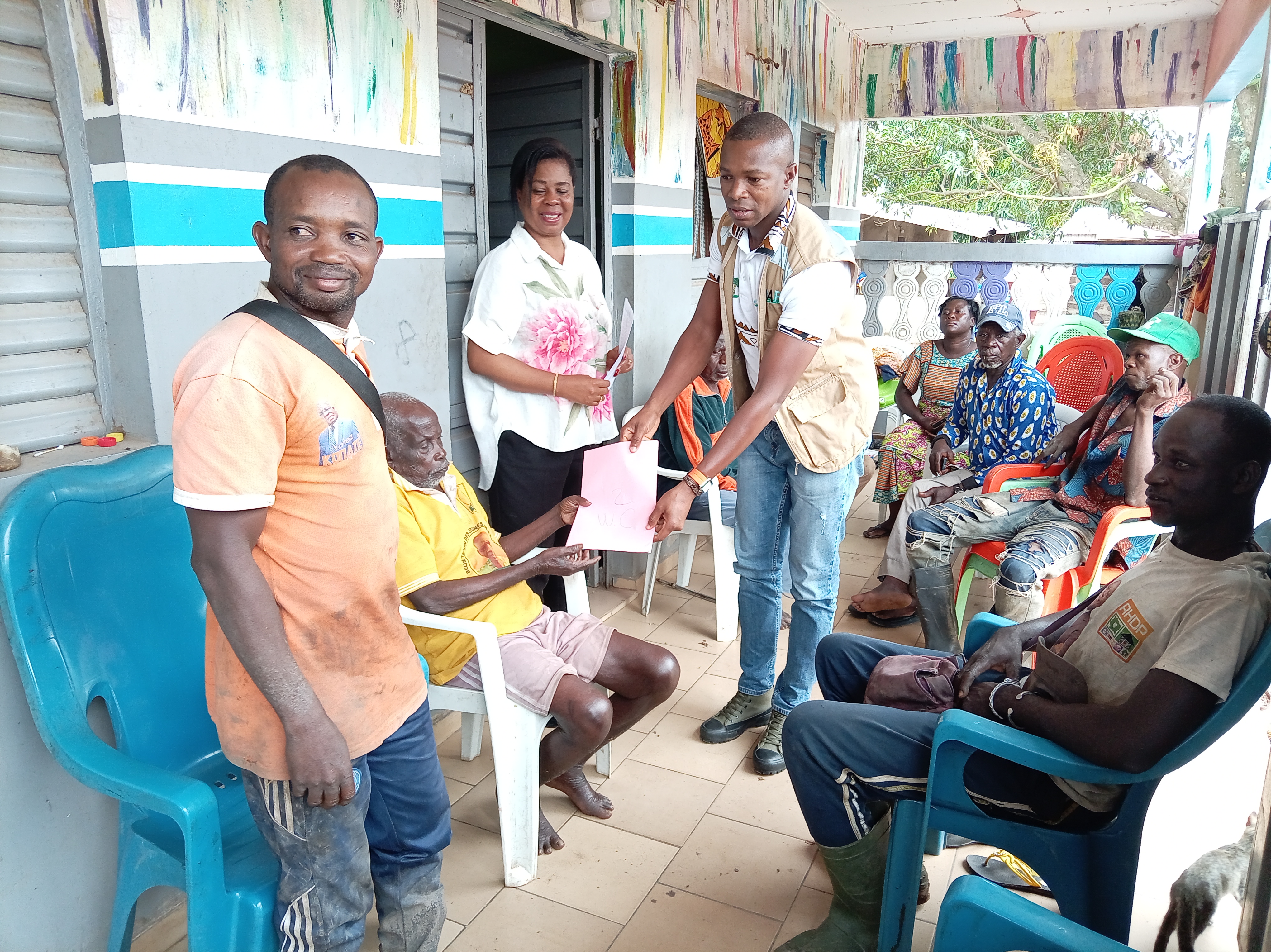 Remise des sites de construction des latrines familiales dans le village de Petonkaha