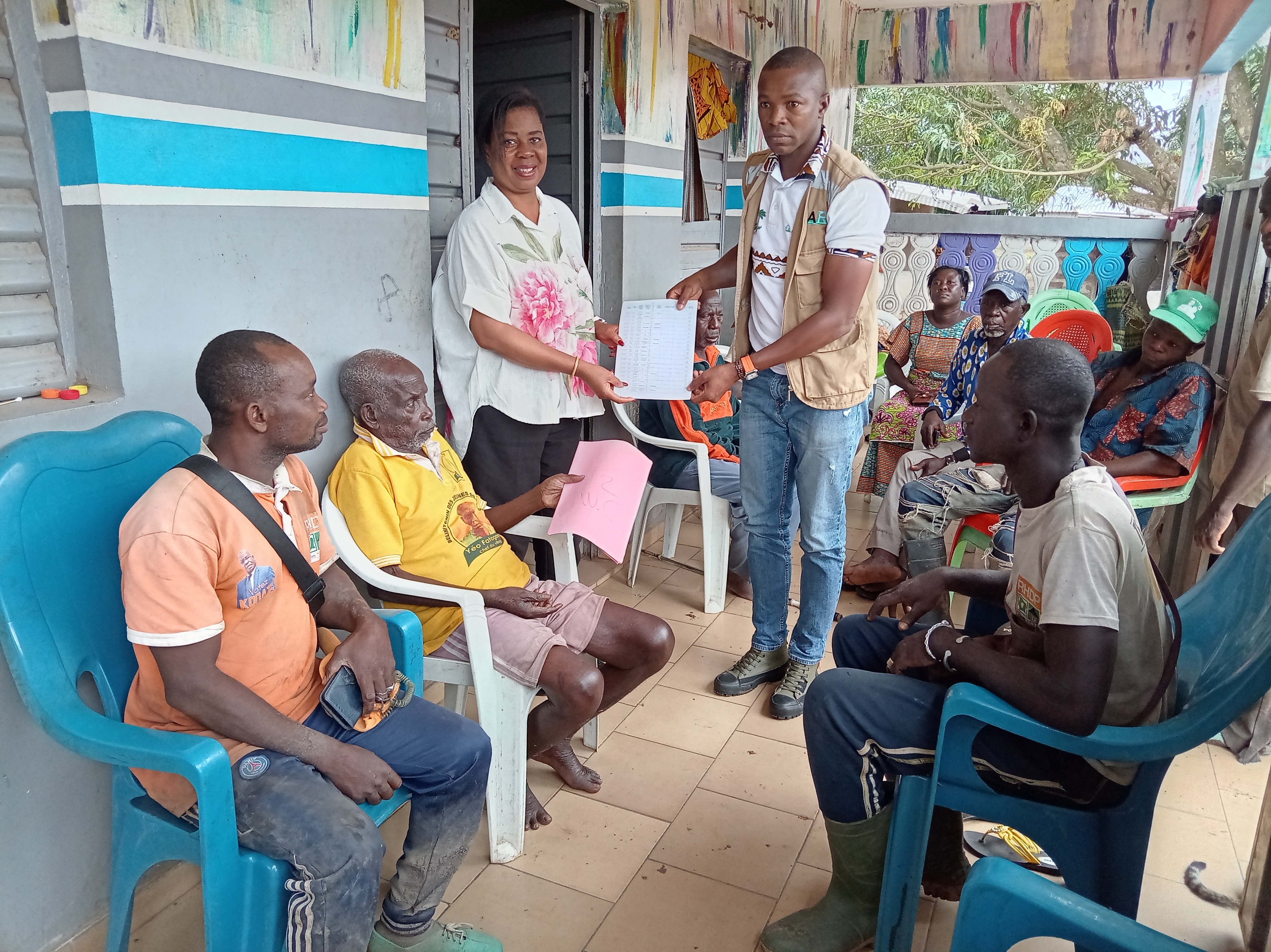 Remise des sites de construction des latrines familiales dans le village de Petonkaha
