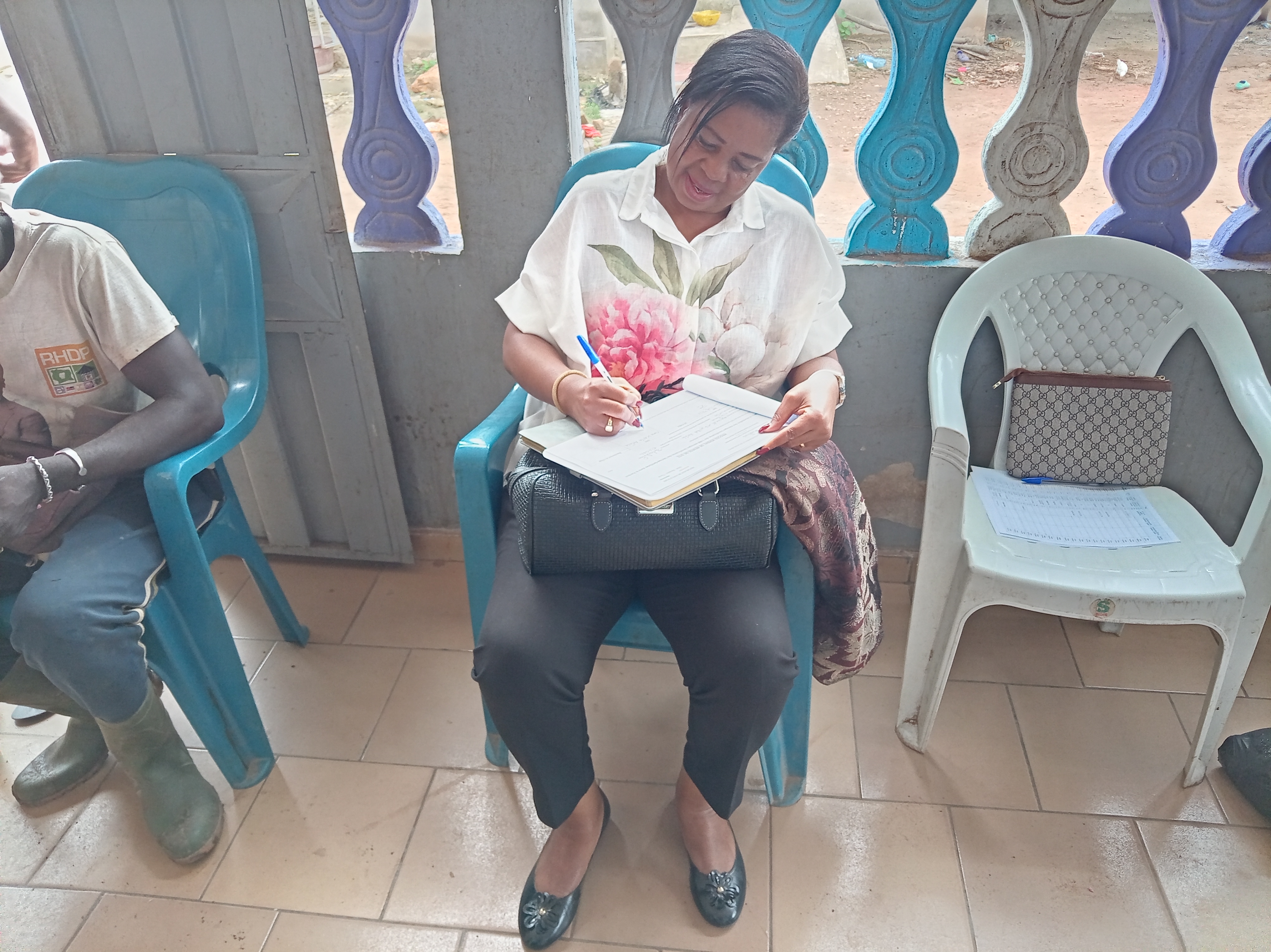 Remise des sites de construction des latrines familiales dans le village de Petonkaha