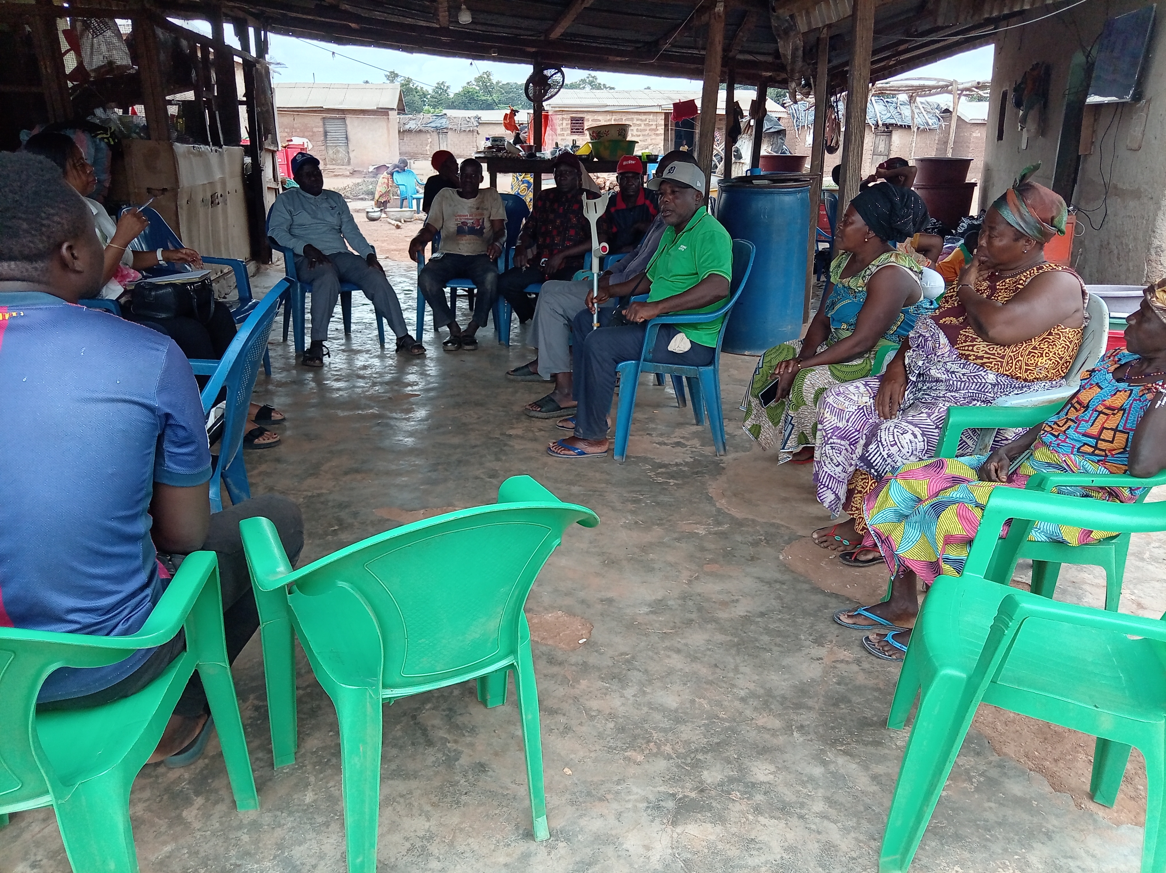 Remise des sites de construction des latrines familiales dans le village de Petionnara