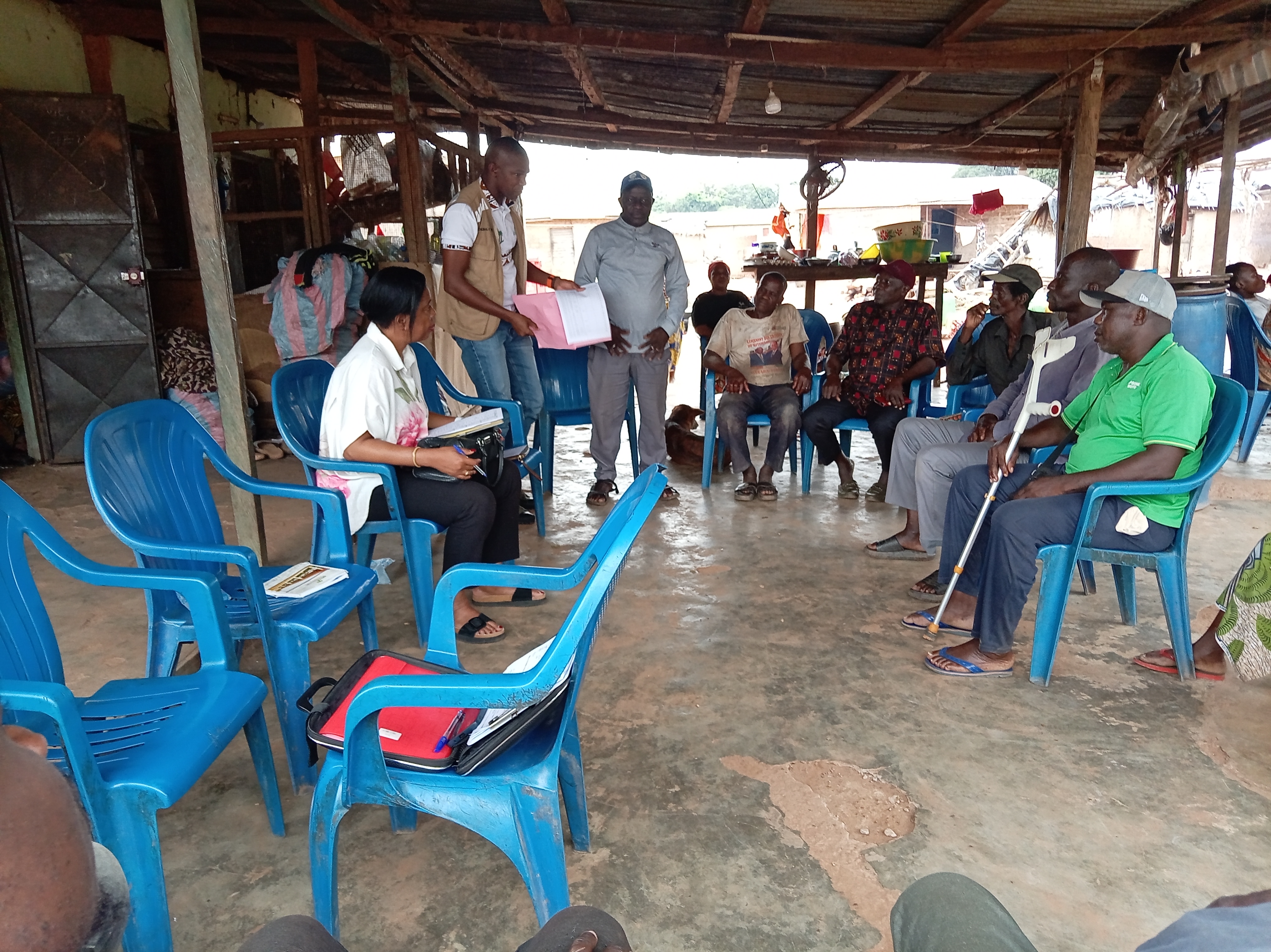Remise des sites de construction des latrines familiales dans le village de Petionnara
