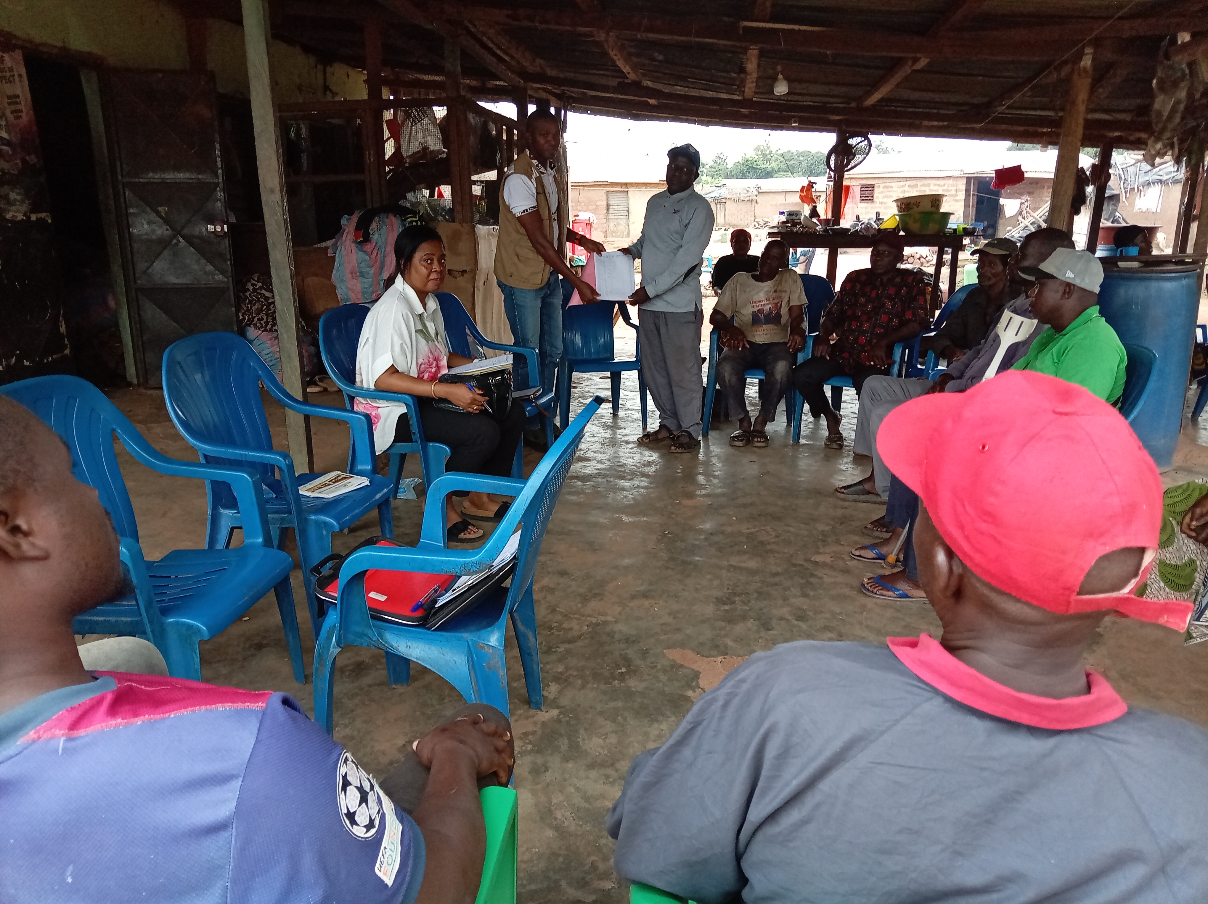 Remise des sites de construction des latrines familiales dans le village de Petionnara