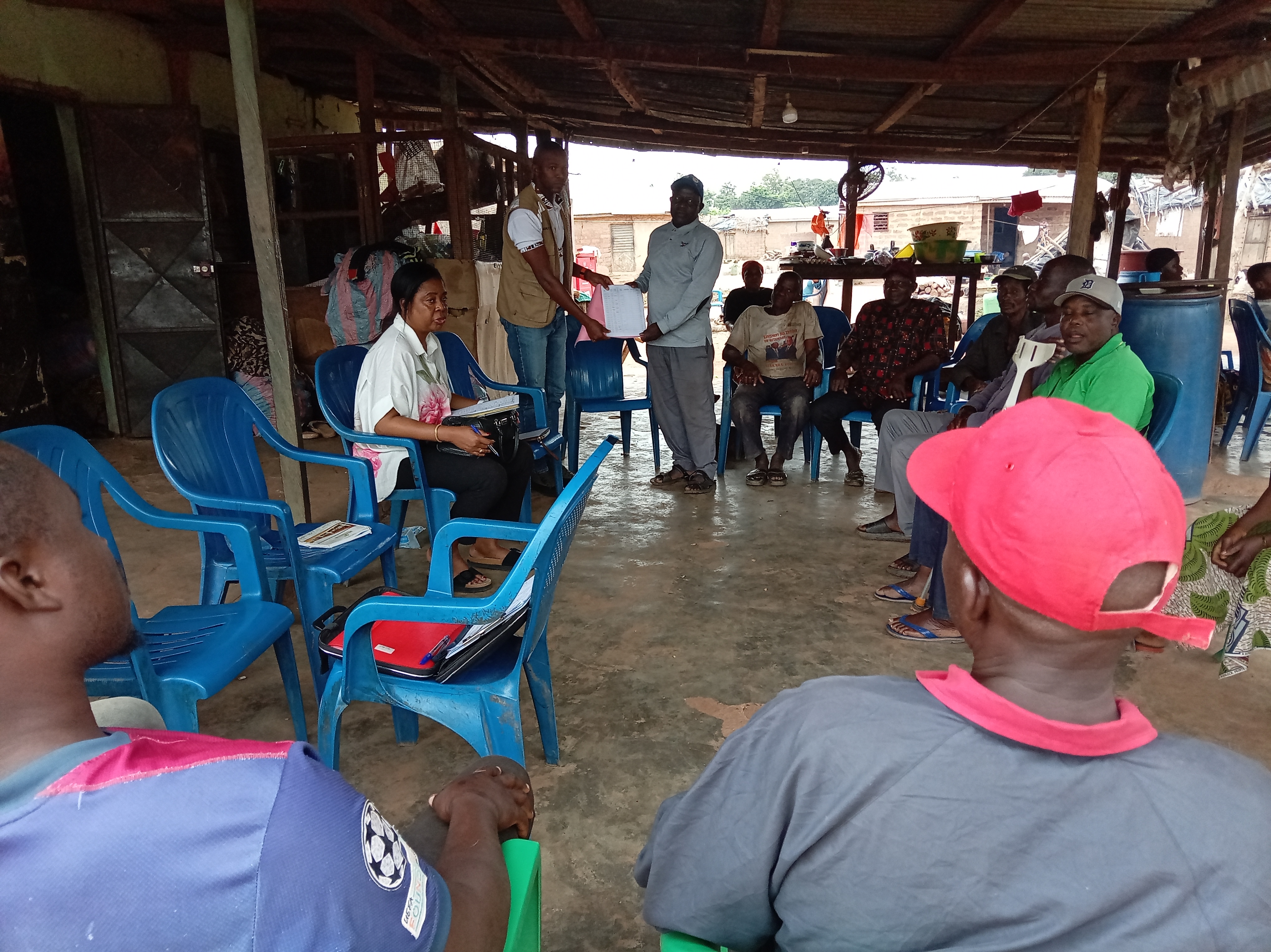 Remise des sites de construction des latrines familiales dans le village de Petionnara