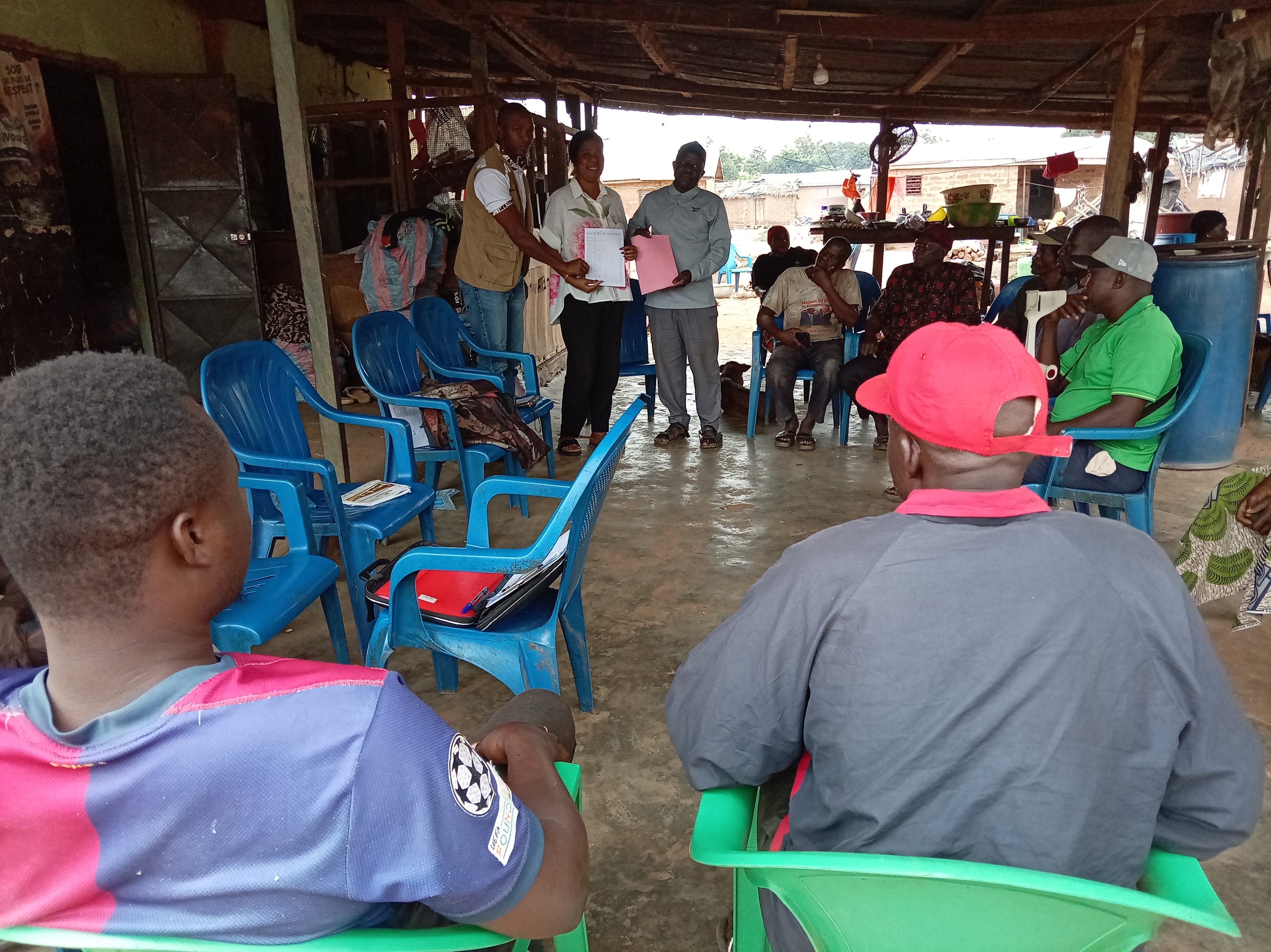 Remise des sites de construction des latrines familiales dans le village de Petionnara