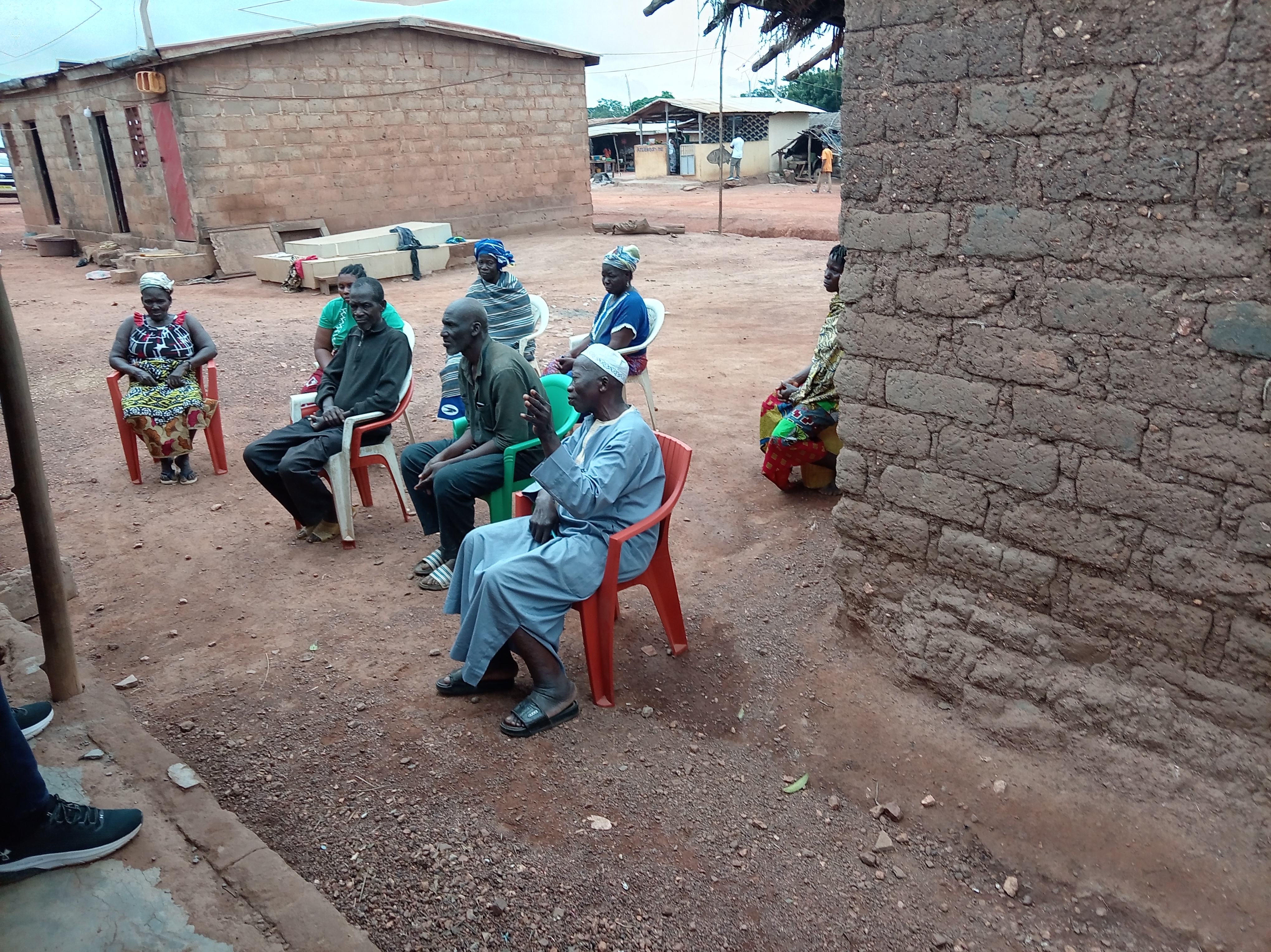 Remise des sites de construction des latrines familiales dans le village de Serigbokaha