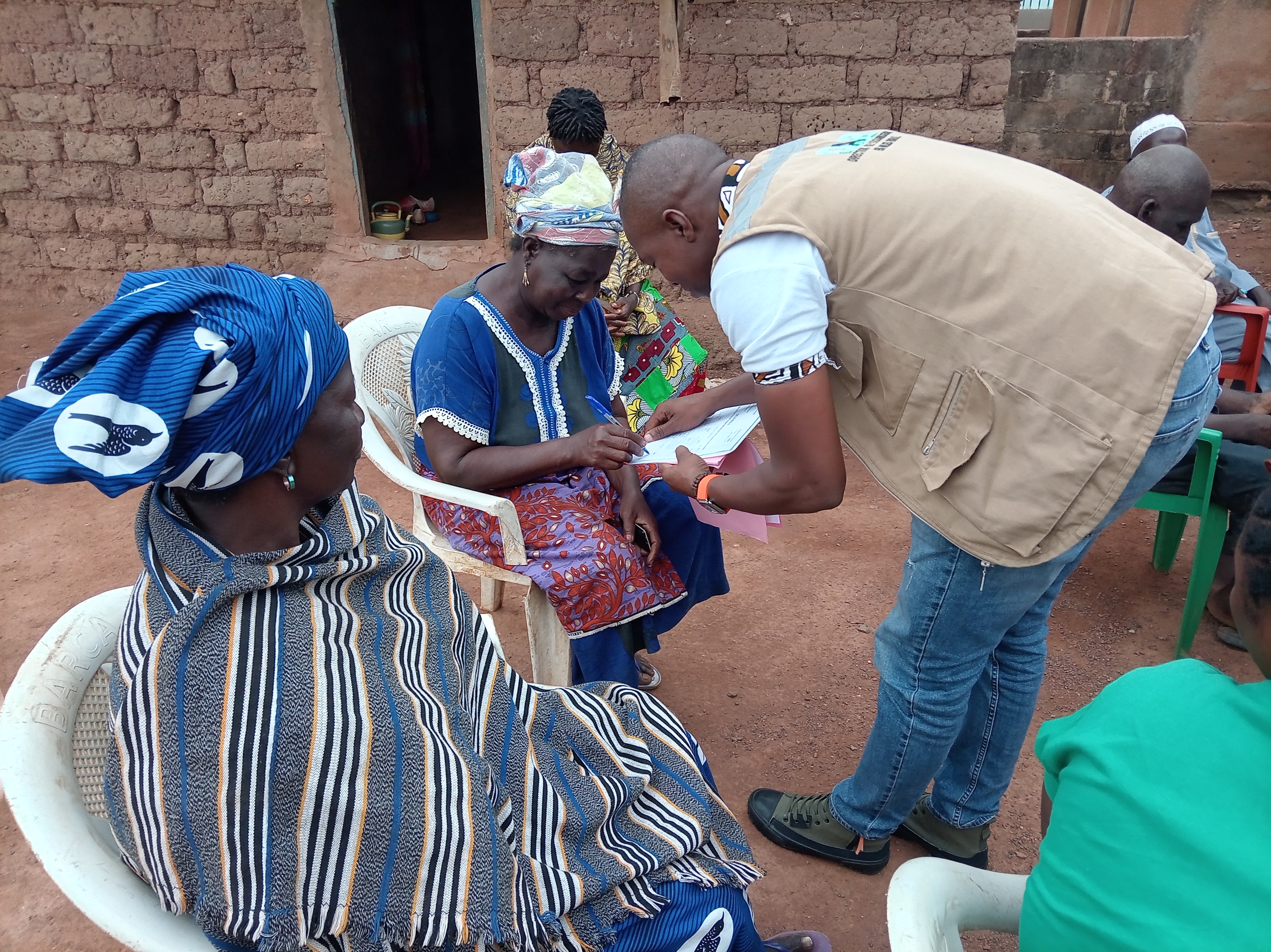 Remise des sites de construction des latrines familiales dans le village de Serigbokaha