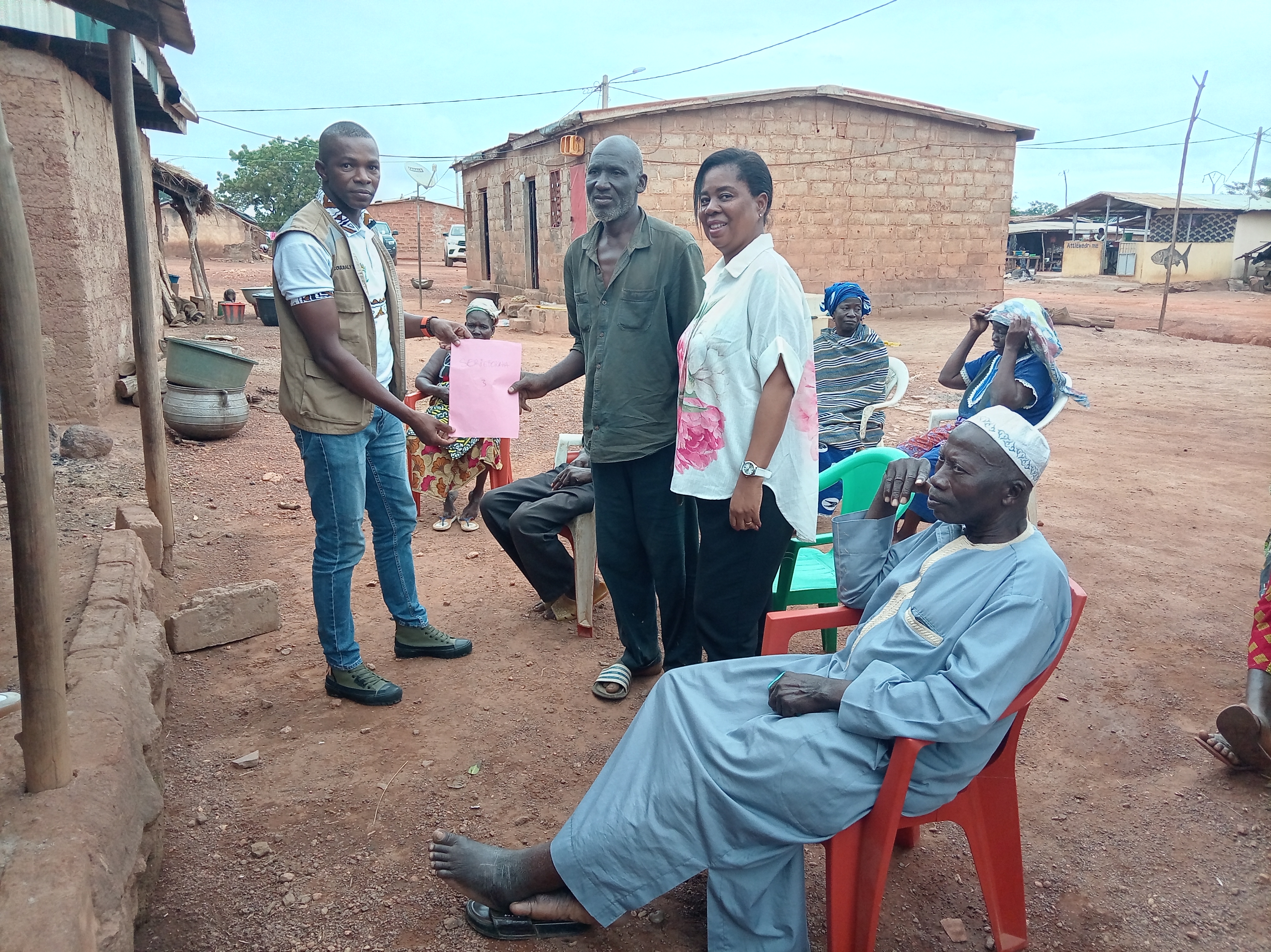Remise des sites de construction des latrines familiales dans le village de Serigbokaha
