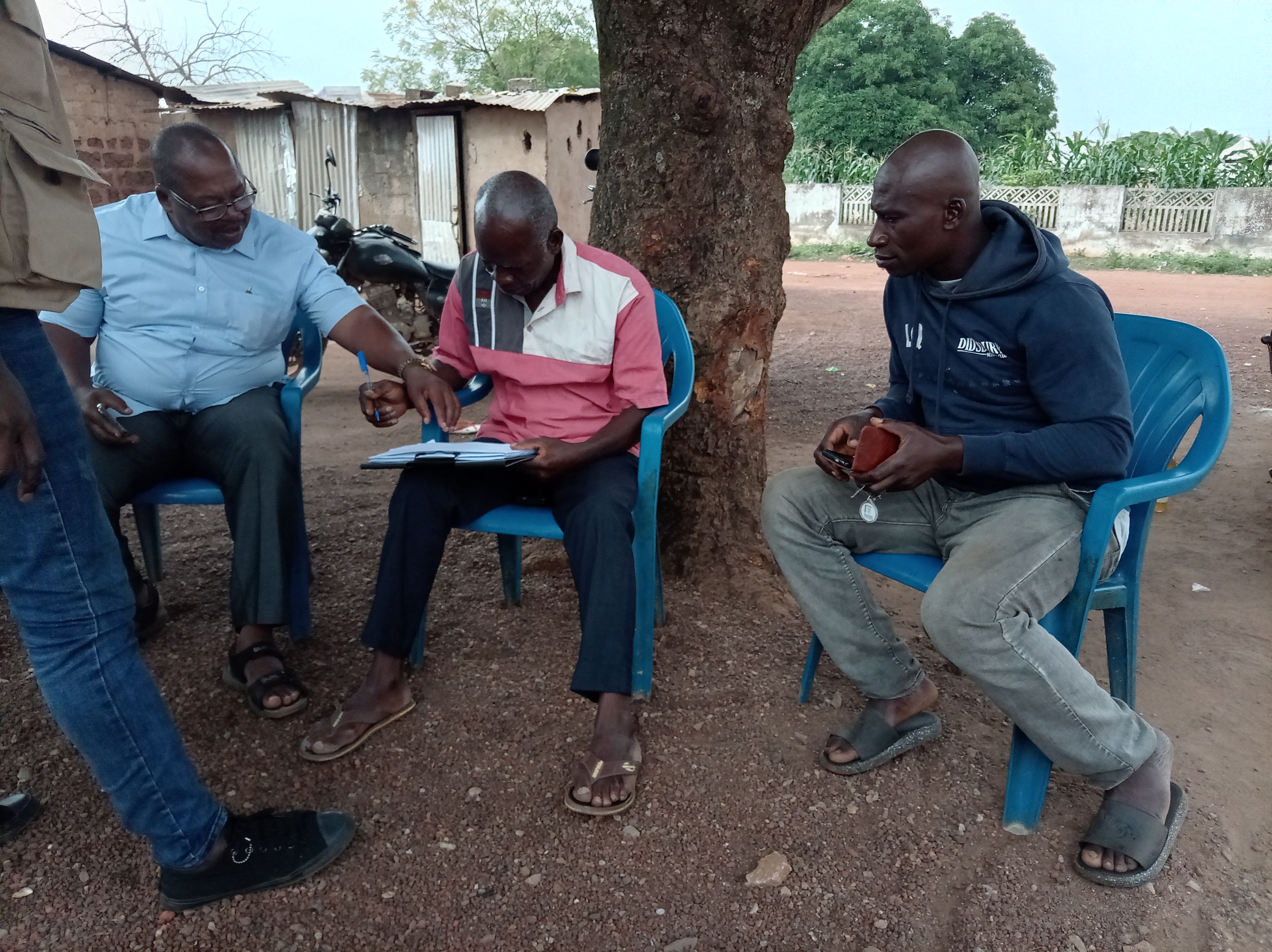 Remise des sites de construction des latrines familiales dans le village de Oureguekaha