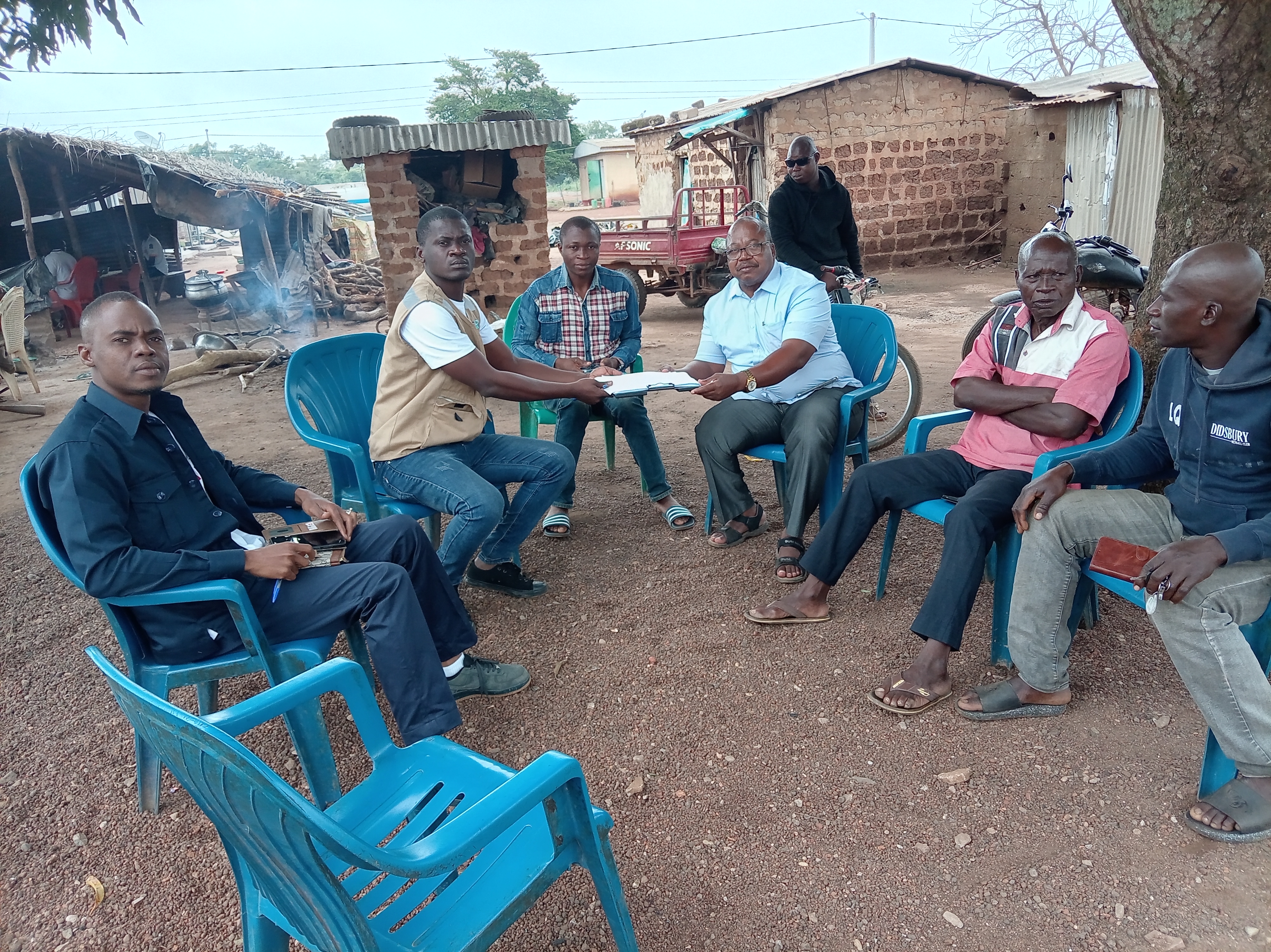 Remise des sites de construction des latrines familiales dans le village de Oureguekaha