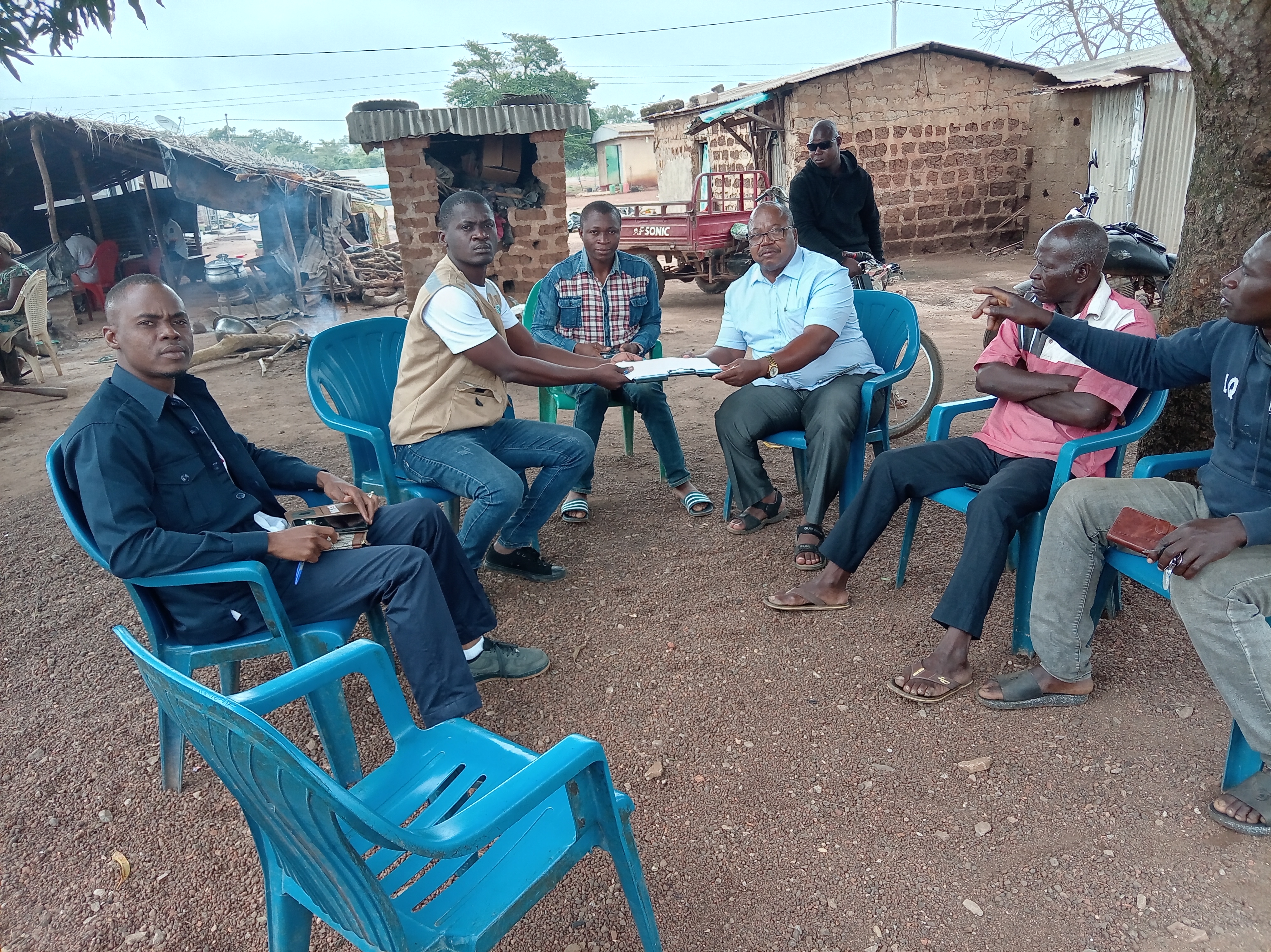 Remise des sites de construction des latrines familiales dans le village de Oureguekaha