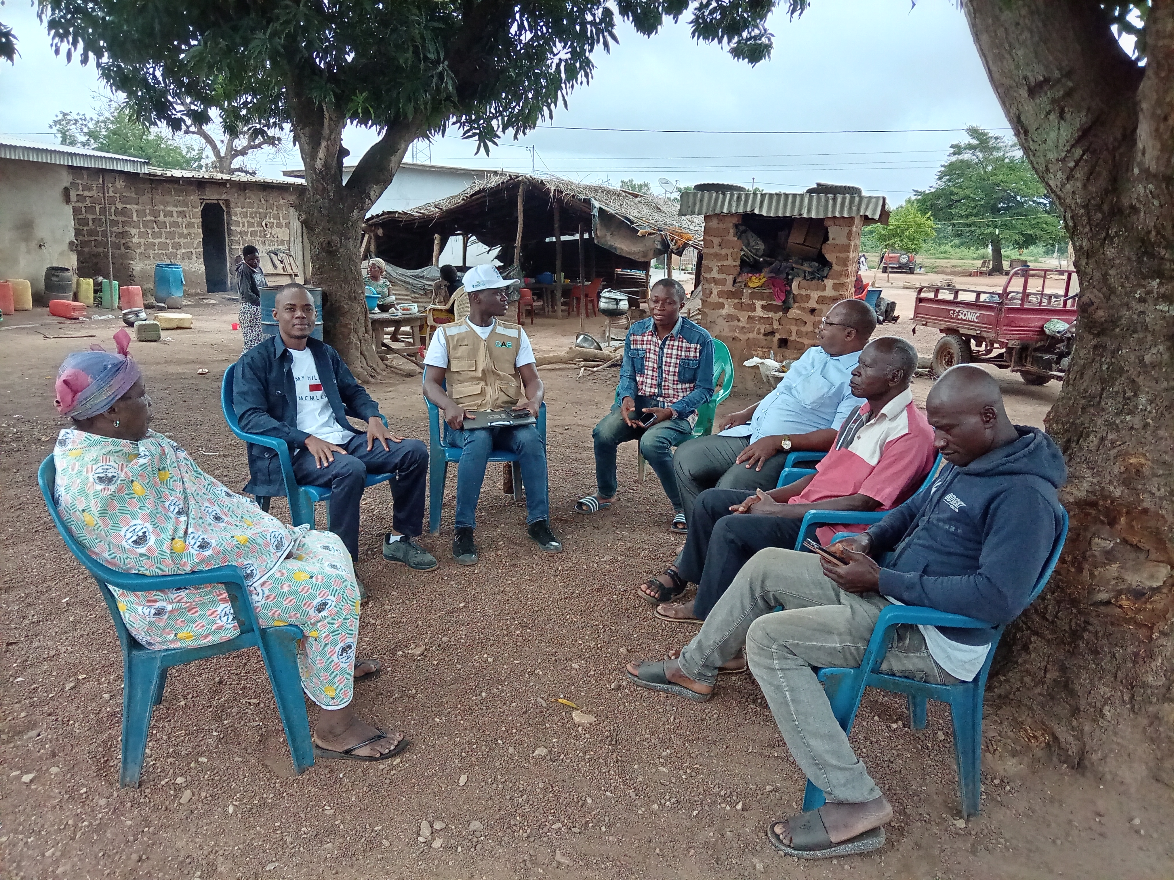 Remise des sites de construction des latrines familiales dans le village de Oureguekaha