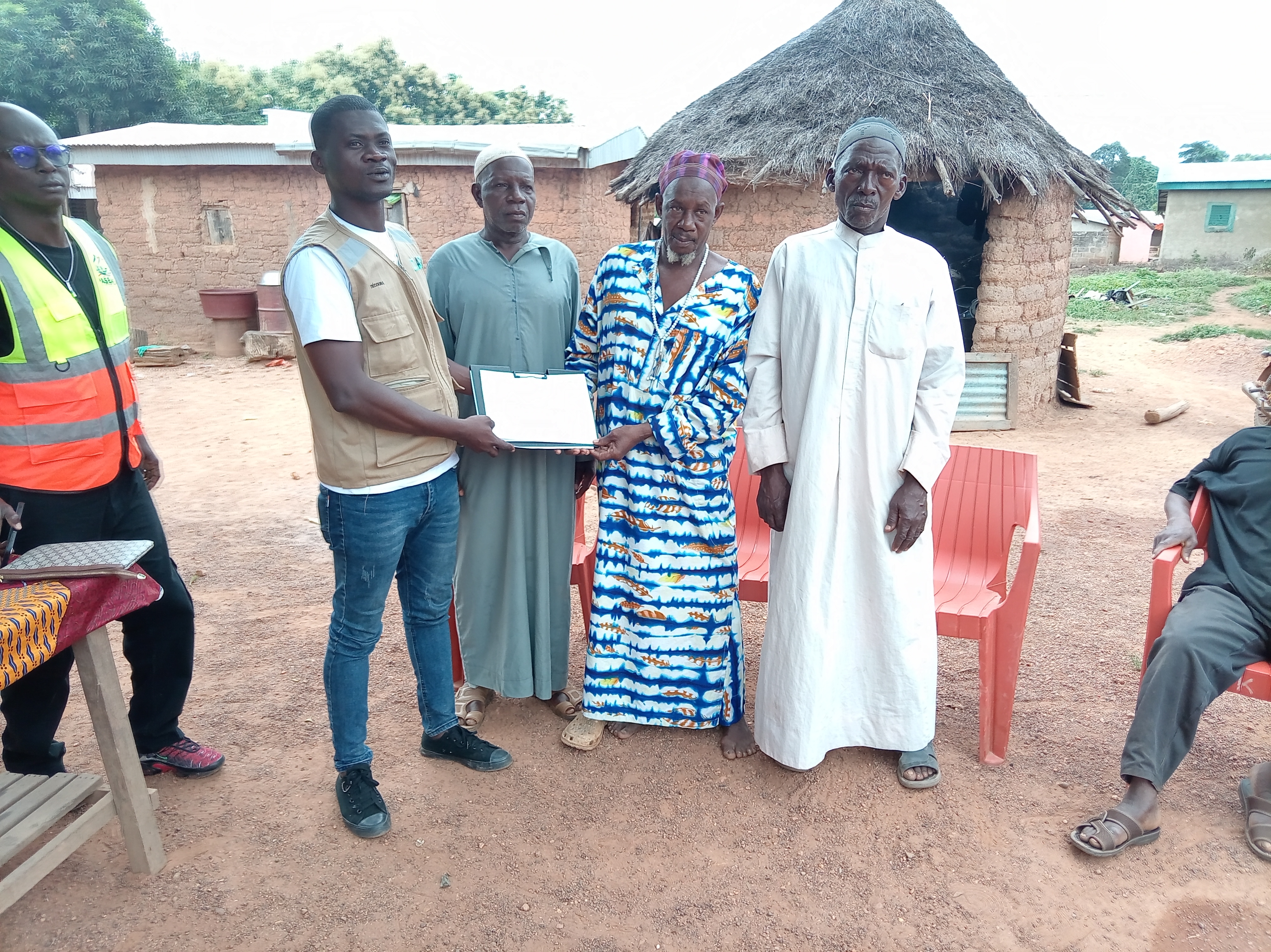 Remise des sites de construction des latrines familiales dans le village de Kiohan