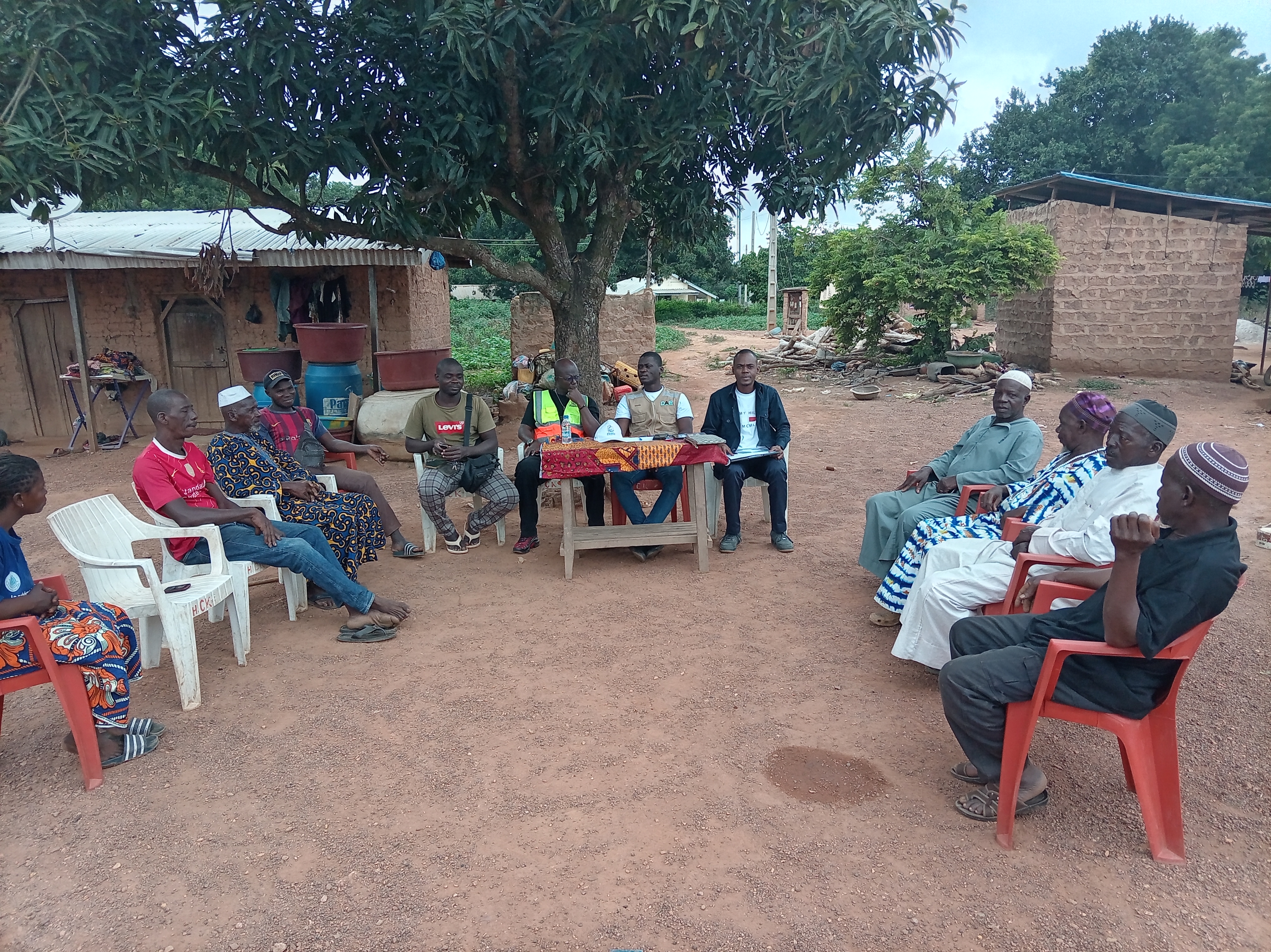 Remise des sites de construction des latrines familiales dans le village de Kiohan