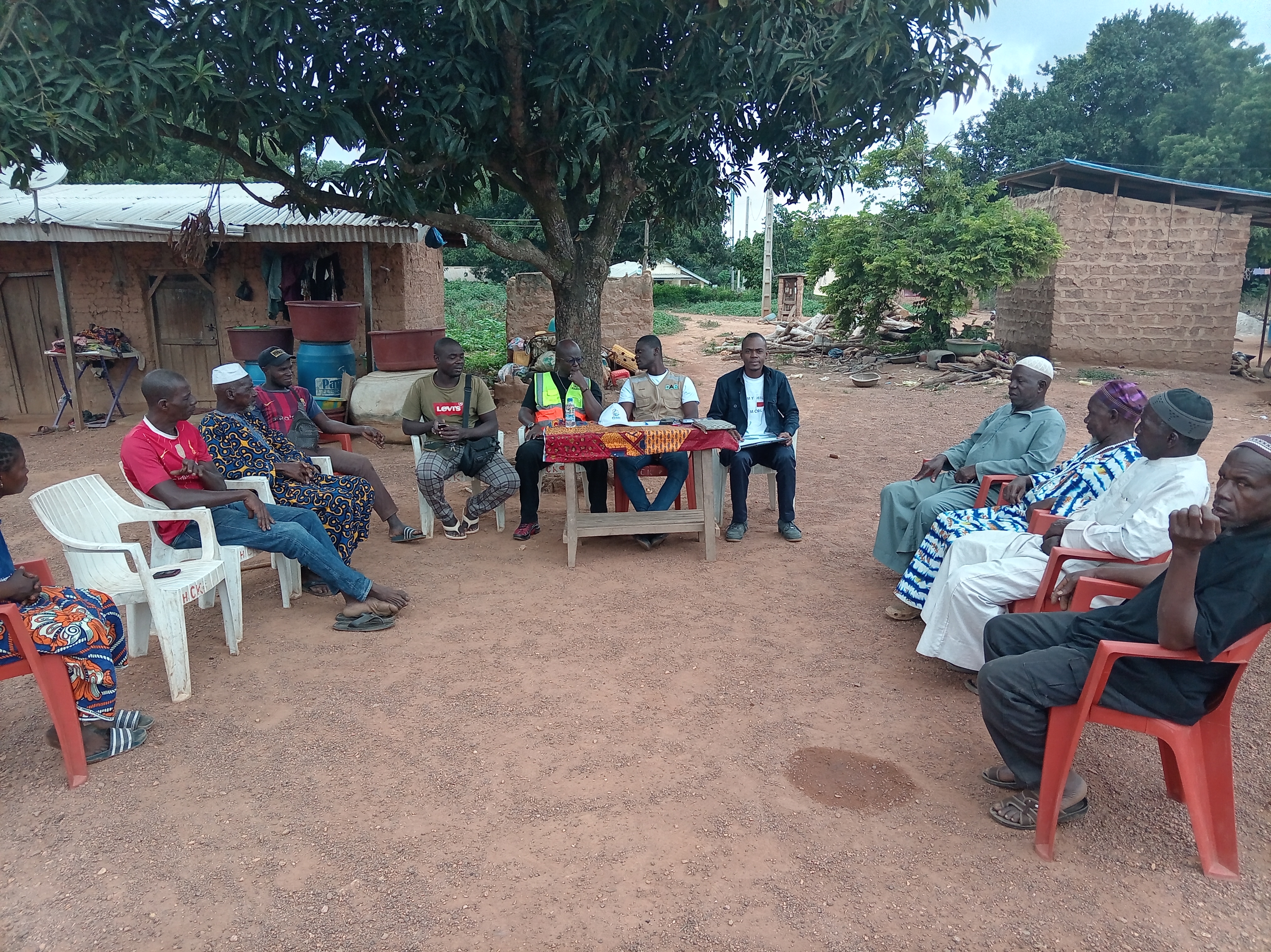 Remise des sites de construction des latrines familiales dans le village de Kiohan