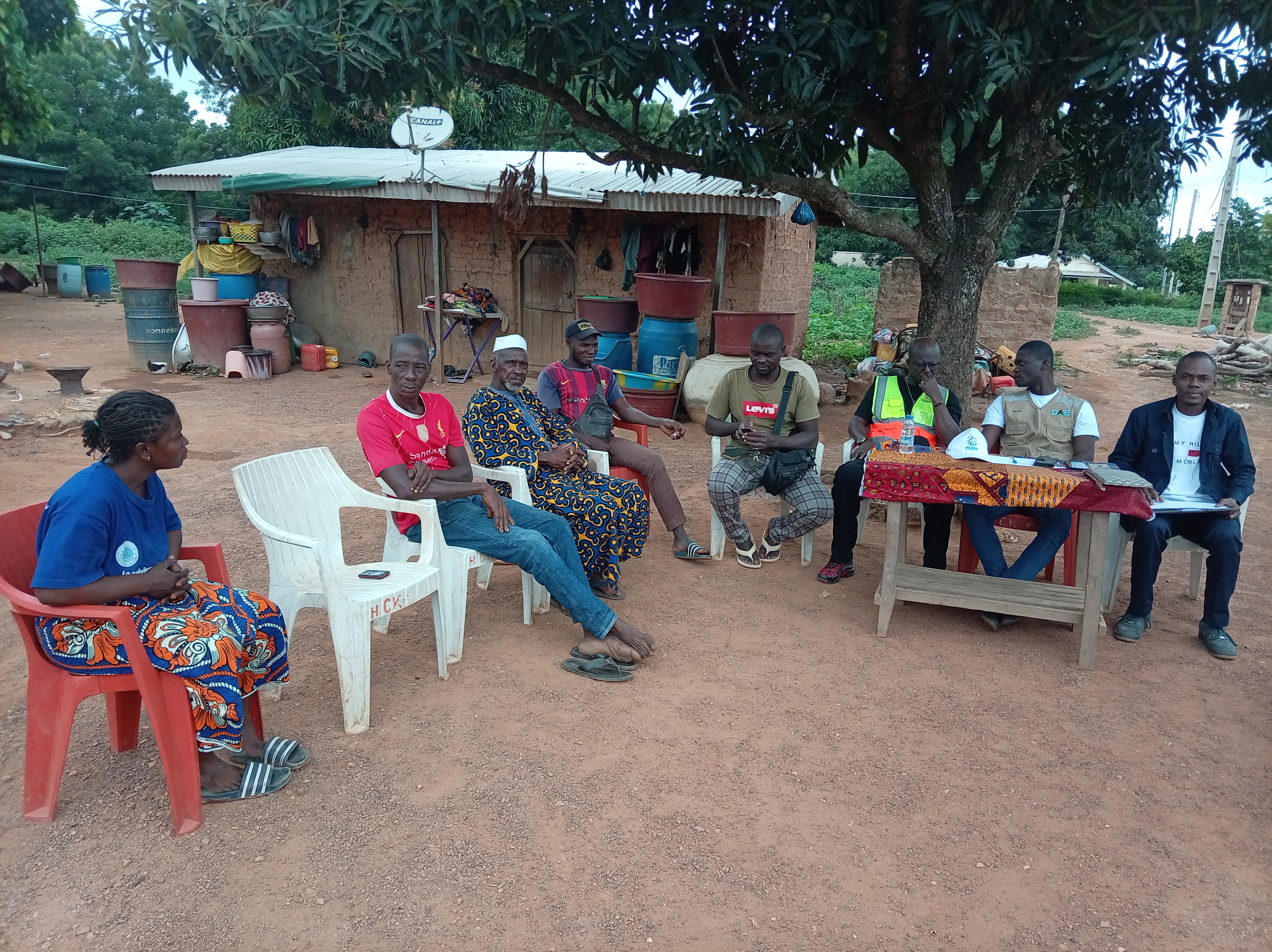 Remise des sites de construction des latrines familiales dans le village de Kiohan