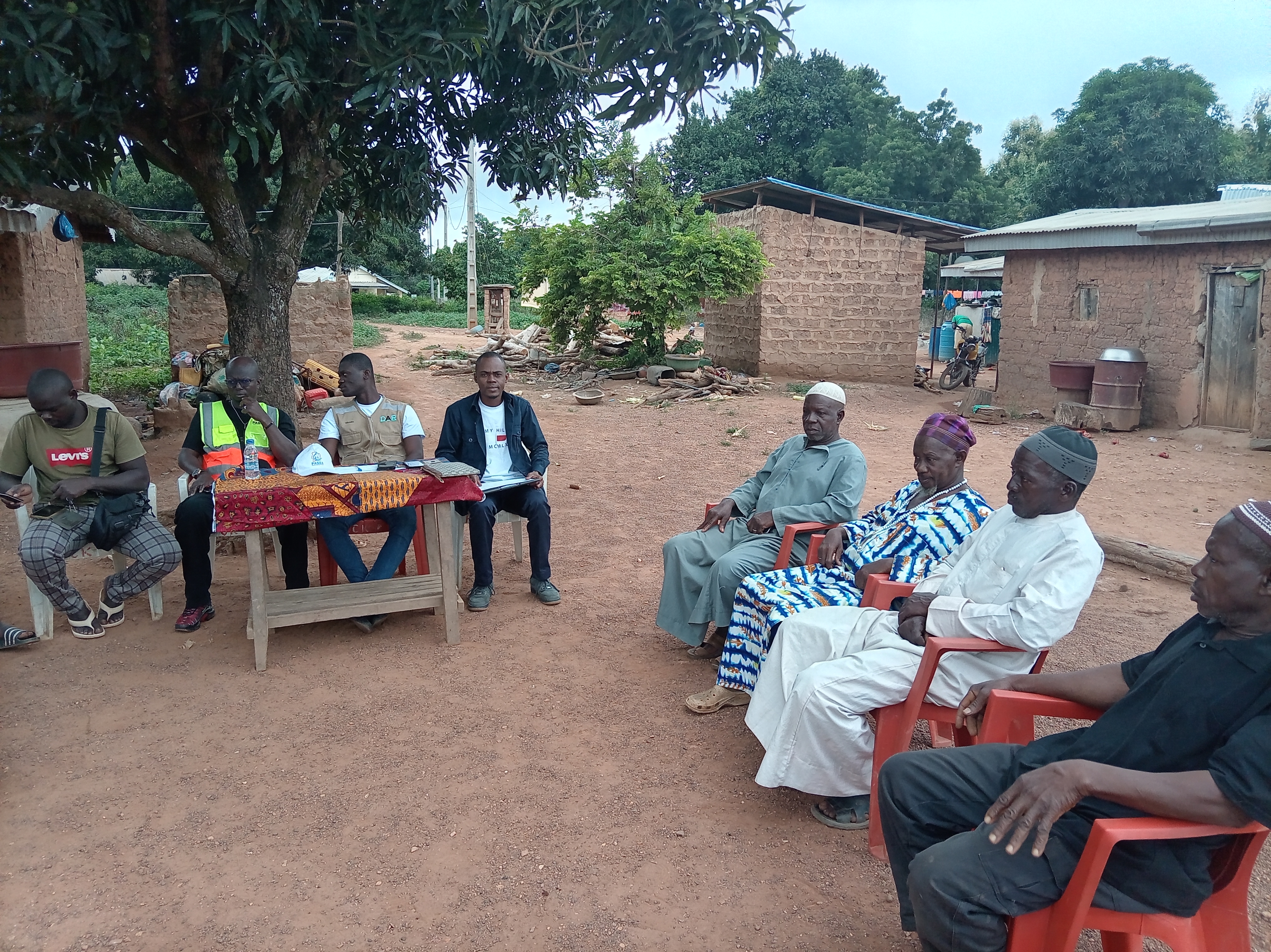 Remise des sites de construction des latrines familiales dans le village de Kiohan