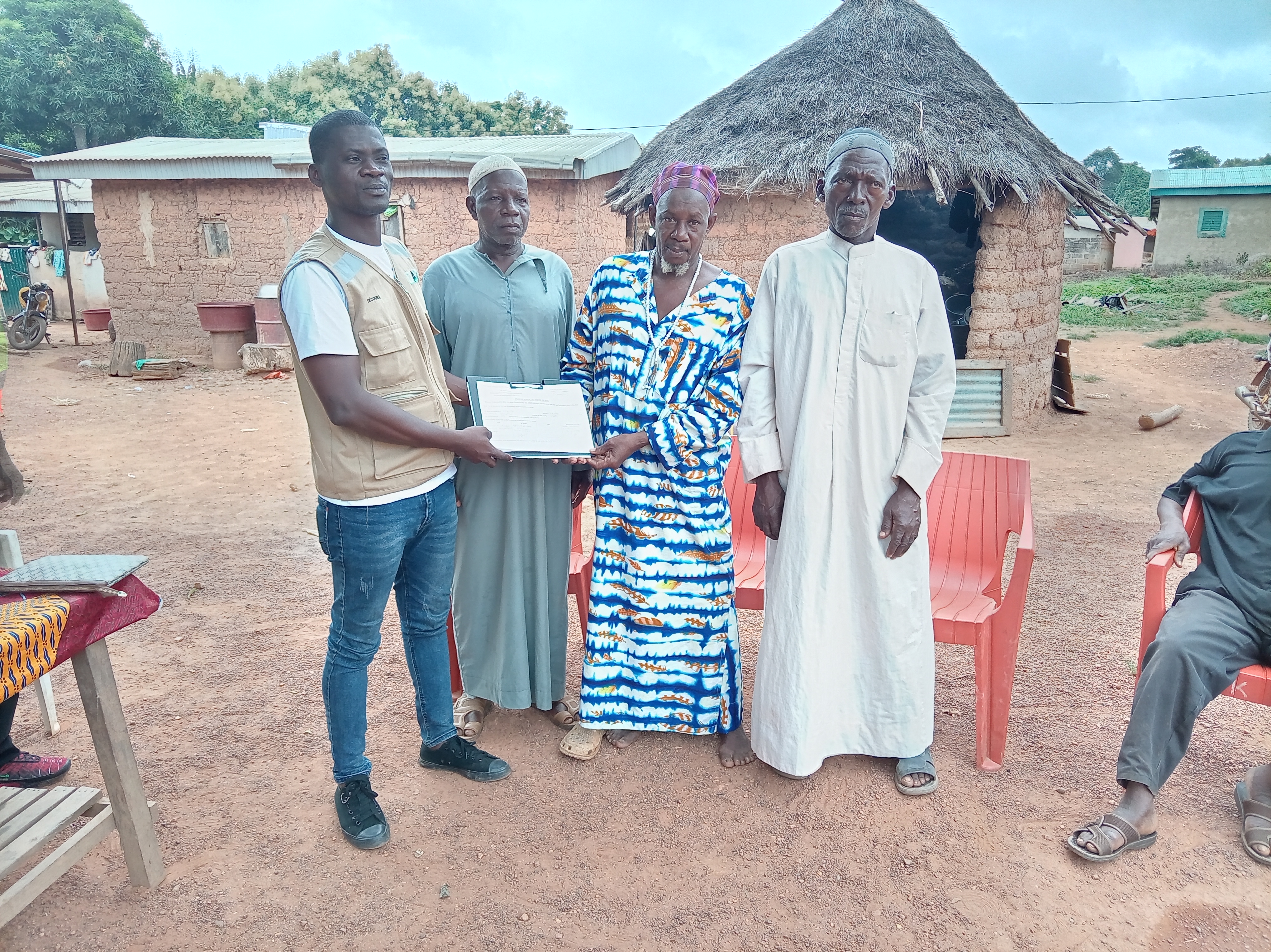 Remise des sites de construction des latrines familiales dans le village de Kiohan