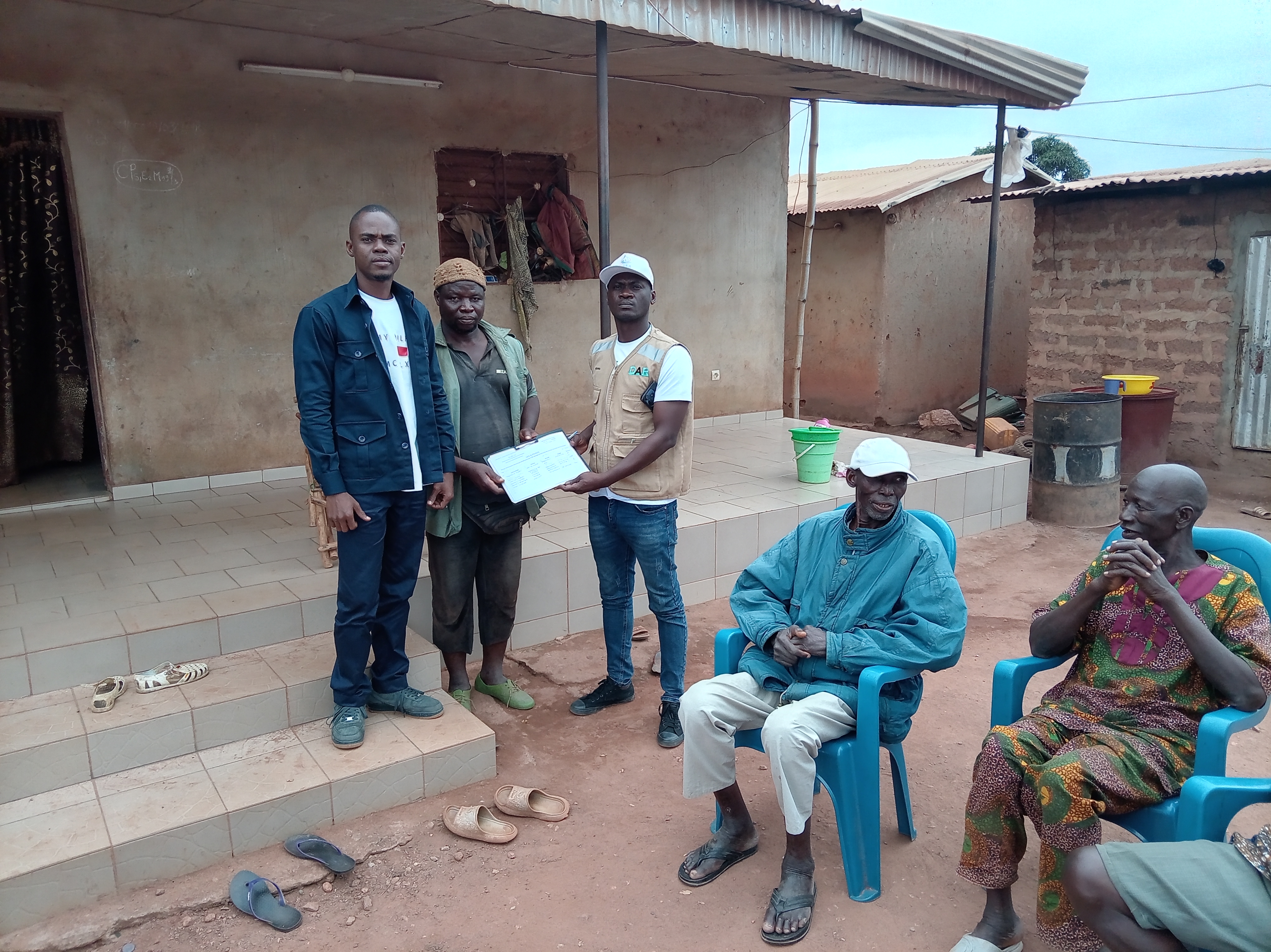 Remise des sites de construction des latrines familiales dans le village de Angolokaha
