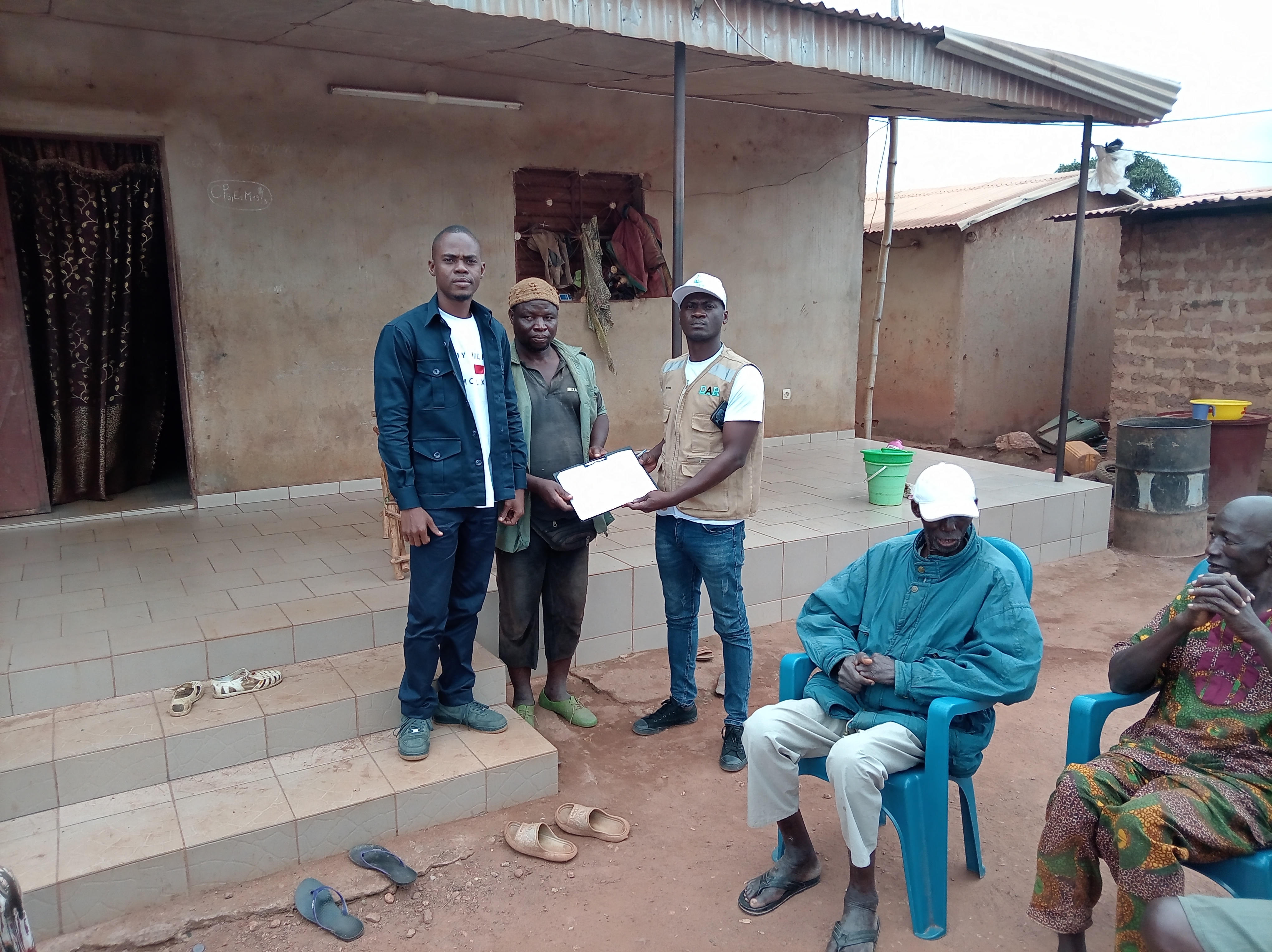 Remise des sites de construction des latrines familiales dans le village de Angolokaha