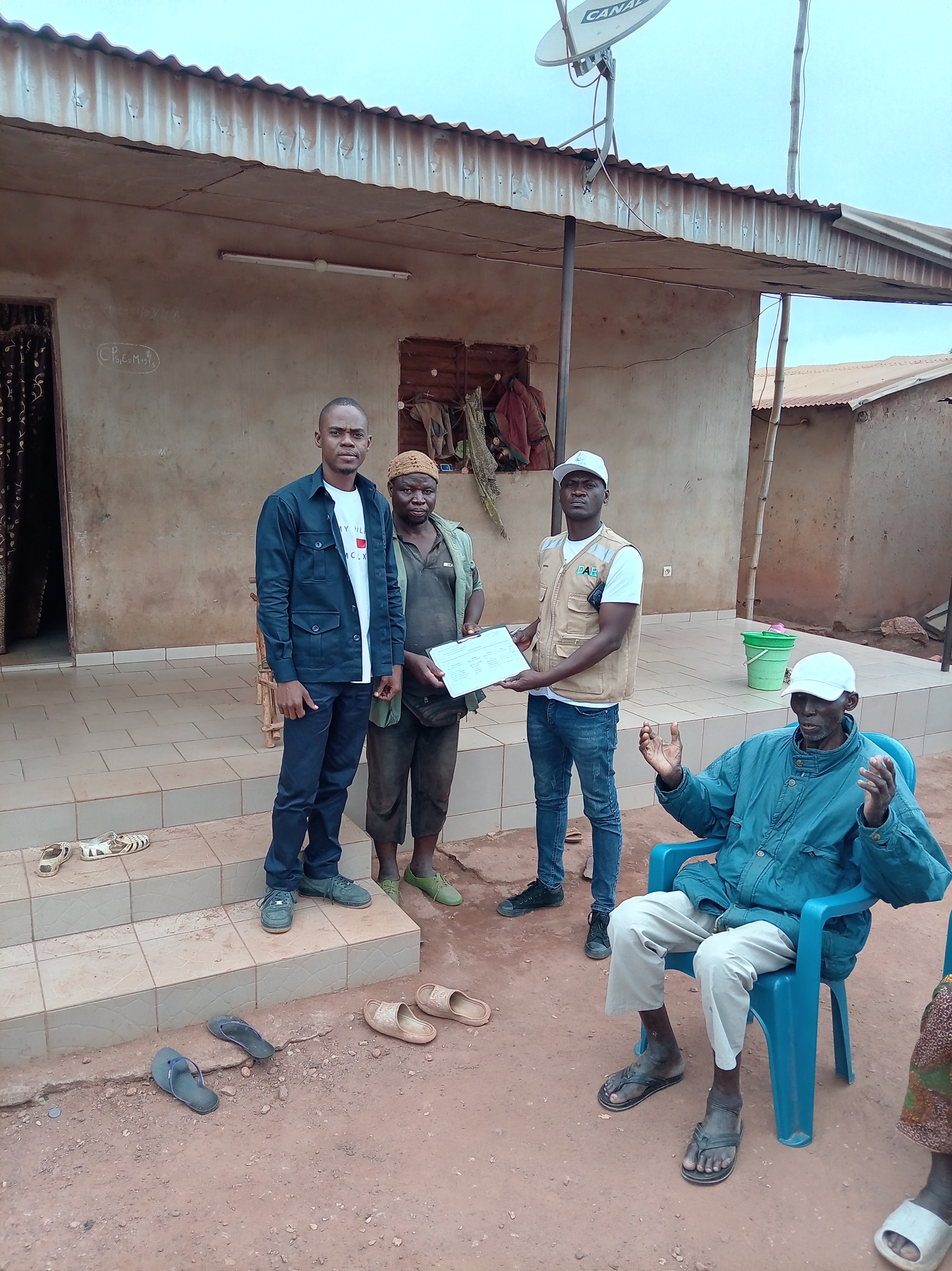 Remise des sites de construction des latrines familiales dans le village de Angolokaha