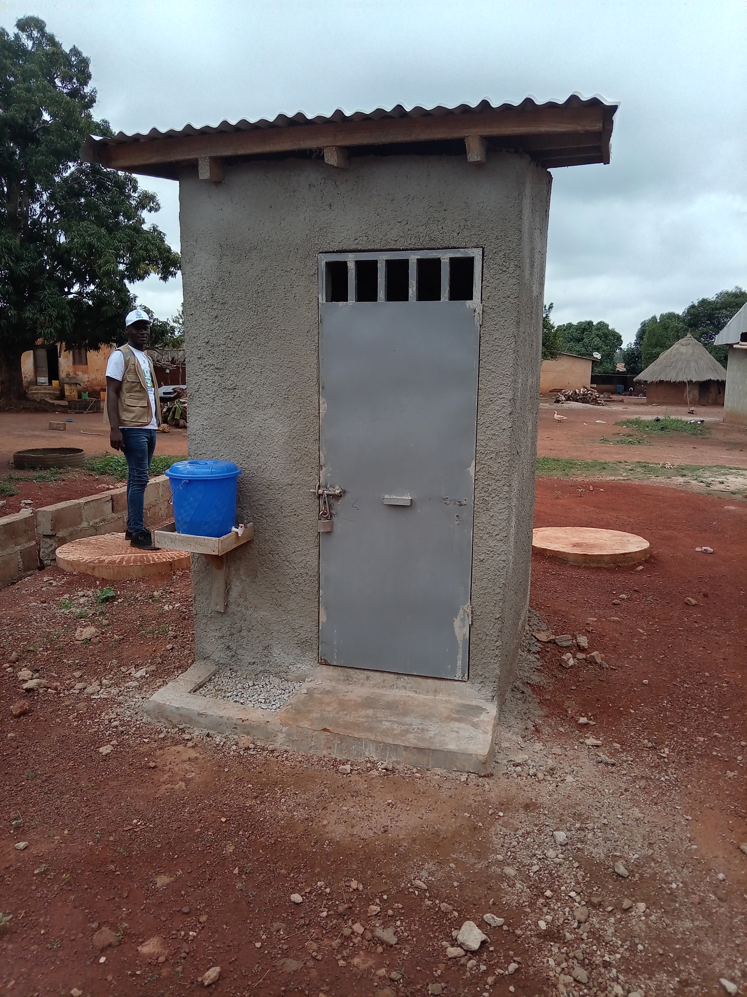 Remise des sites de construction des latrines familiales dans le village de Folofonkaha