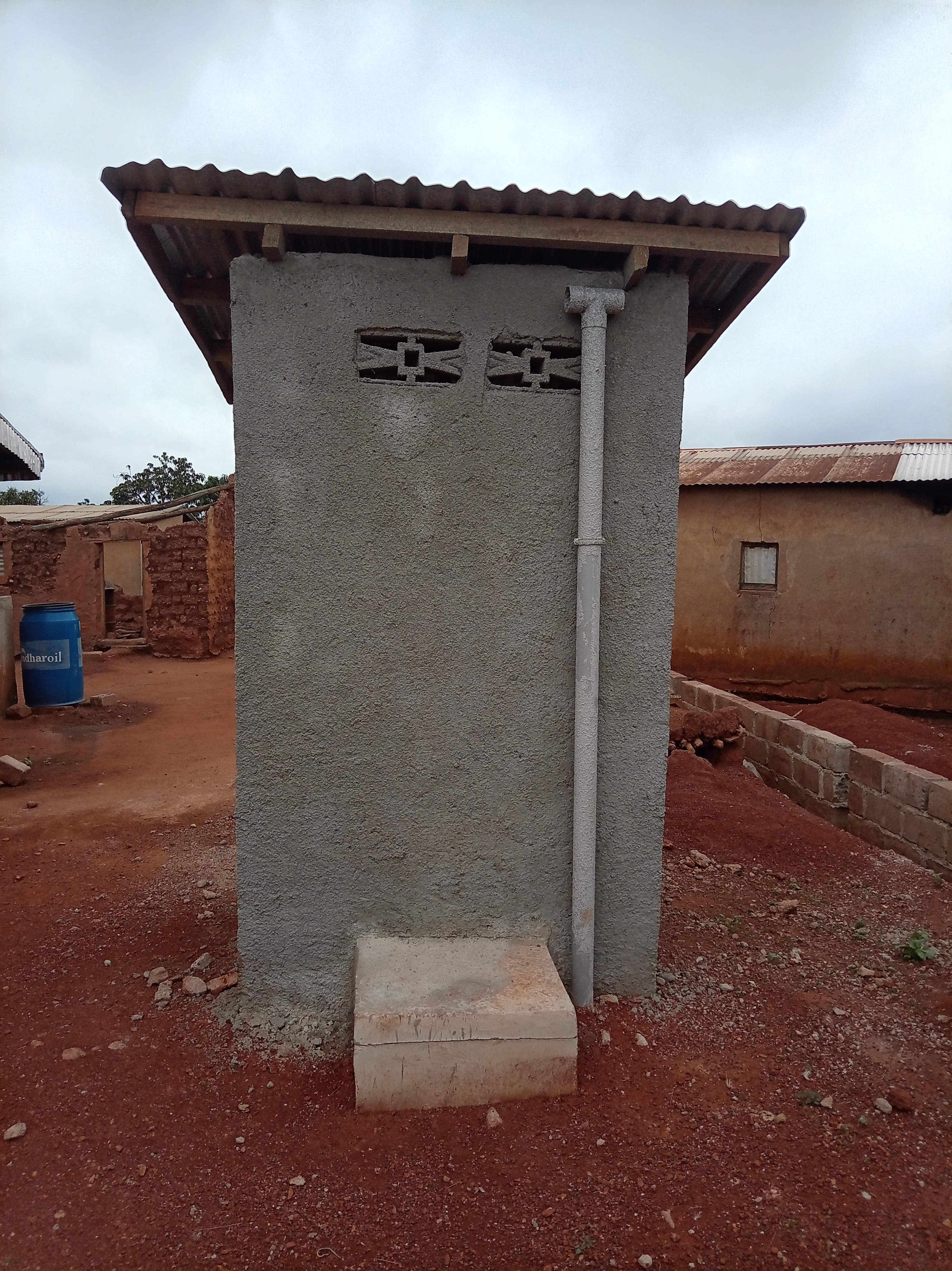Remise des sites de construction des latrines familiales dans le village de Folofonkaha