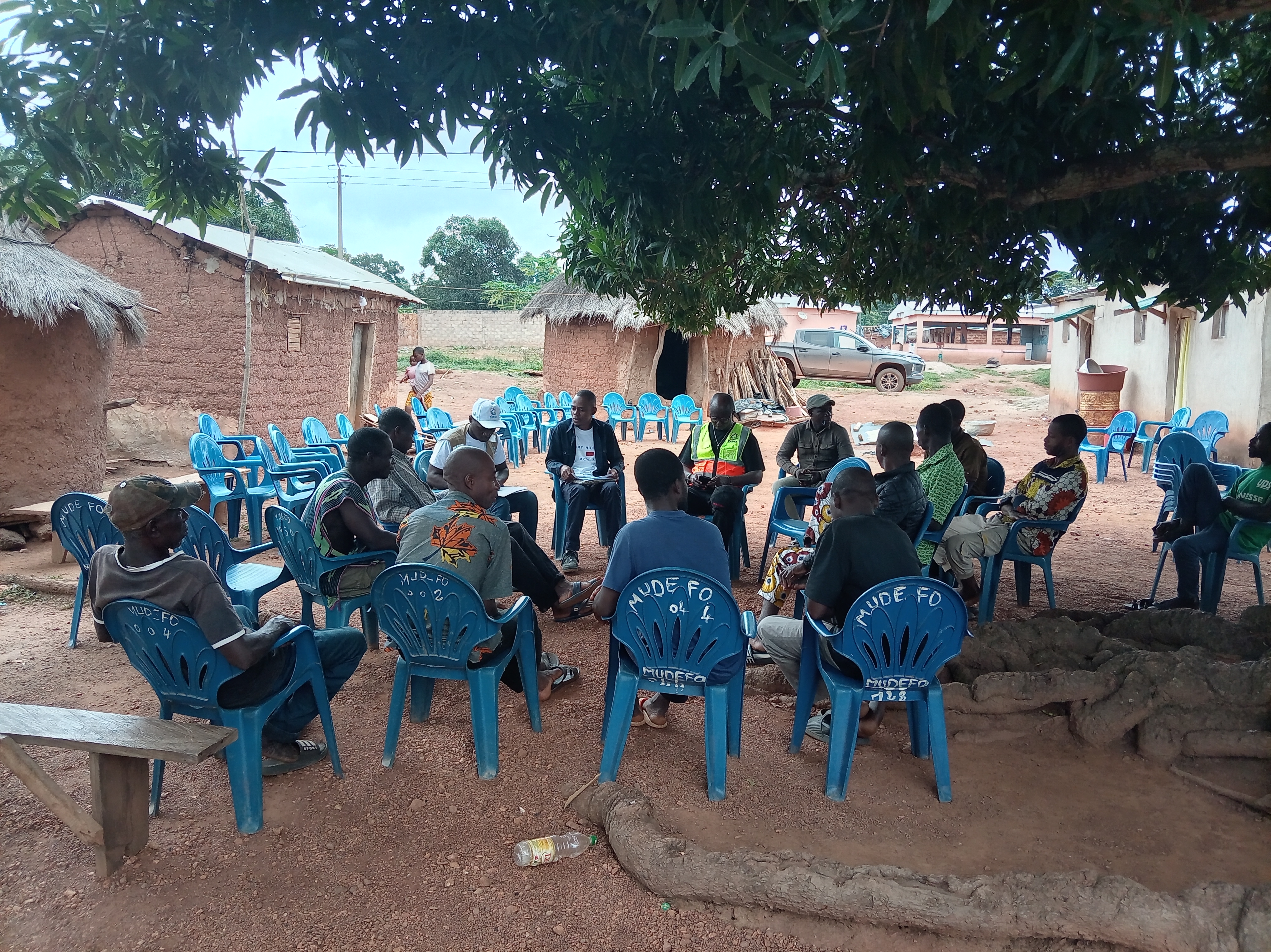 Remise des sites de construction des latrines familiales dans le village de Folofonkaha