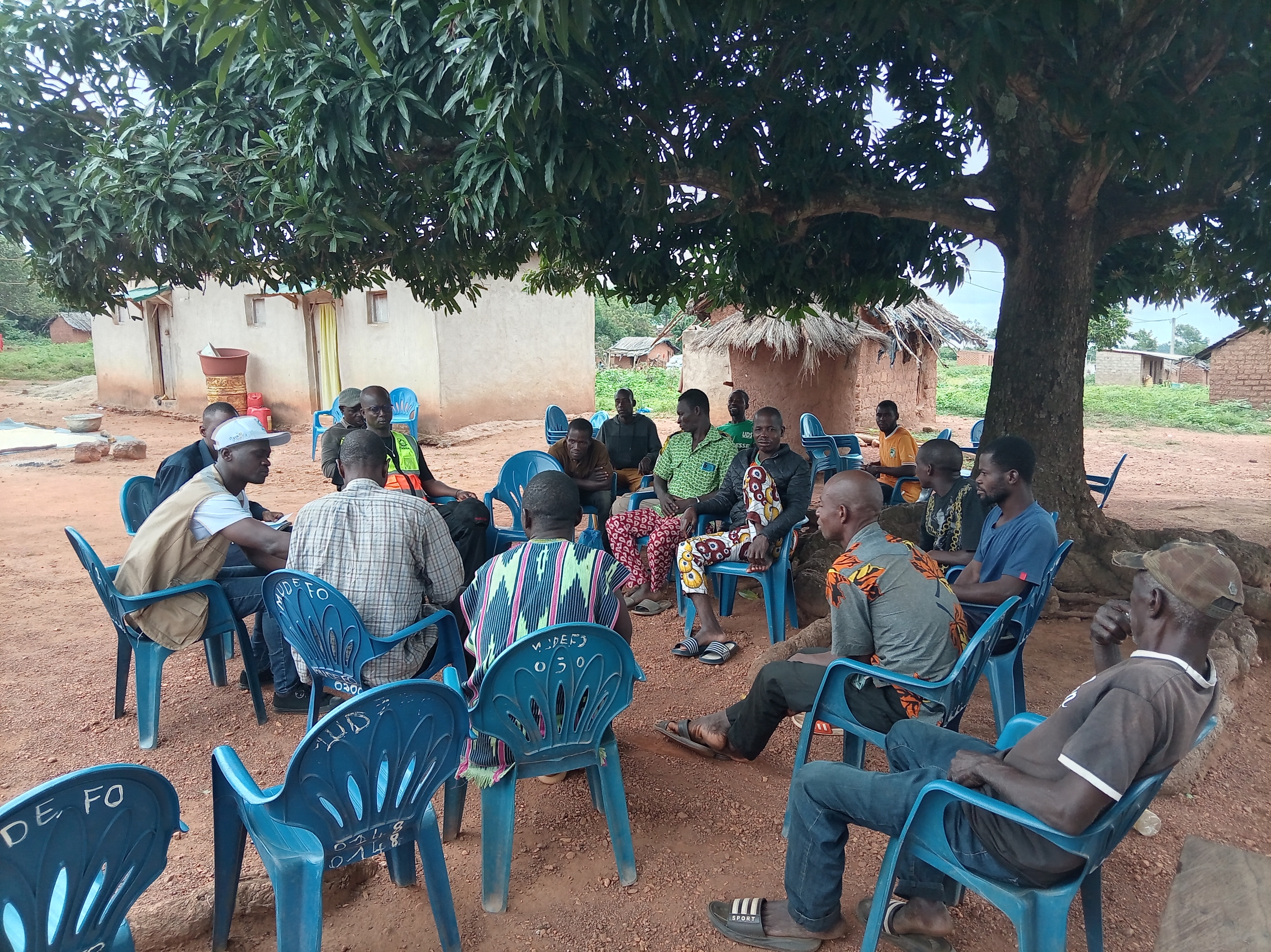 Remise des sites de construction des latrines familiales dans le village de Folofonkaha