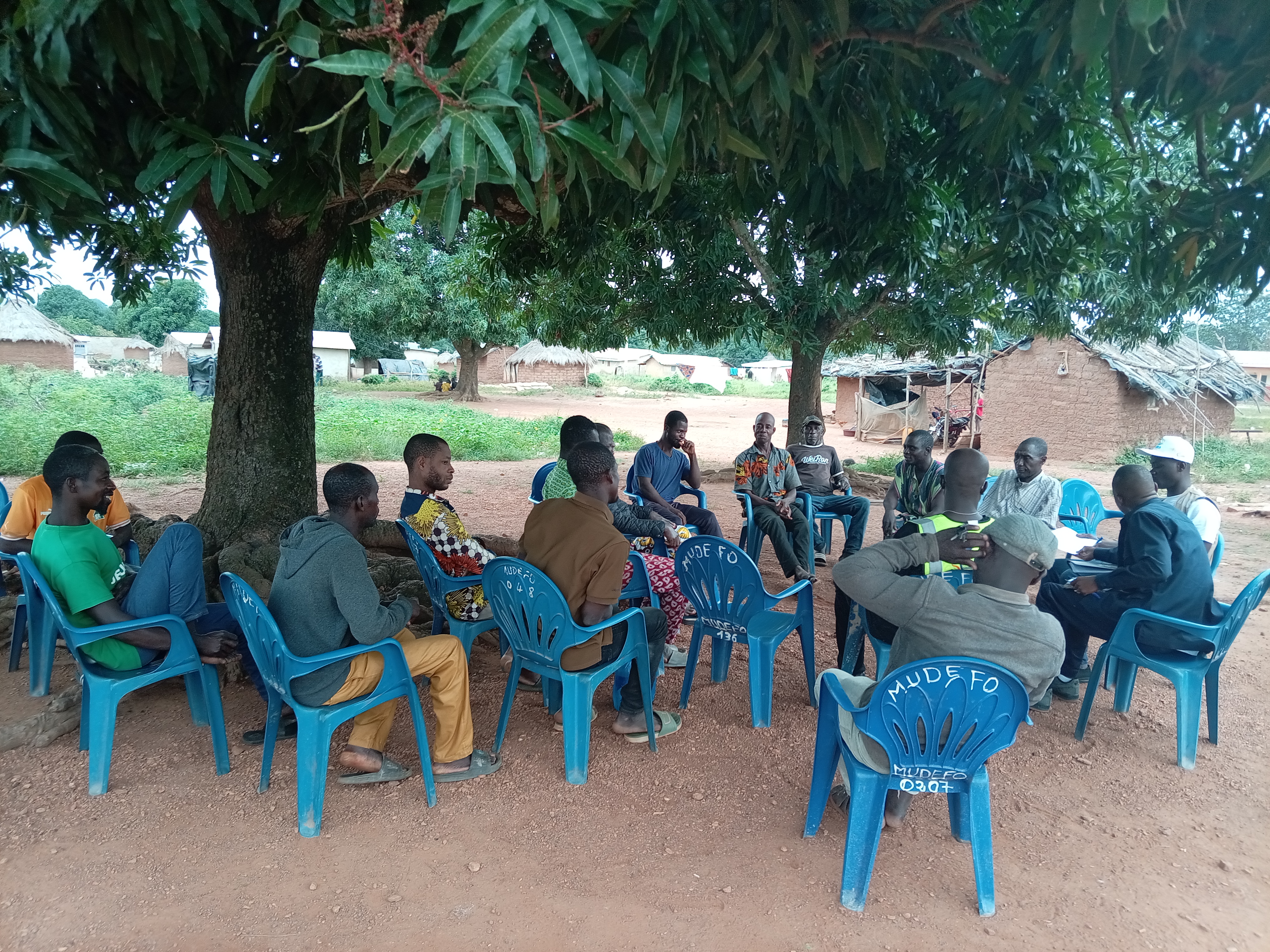 Remise des sites de construction des latrines familiales dans le village de Folofonkaha
