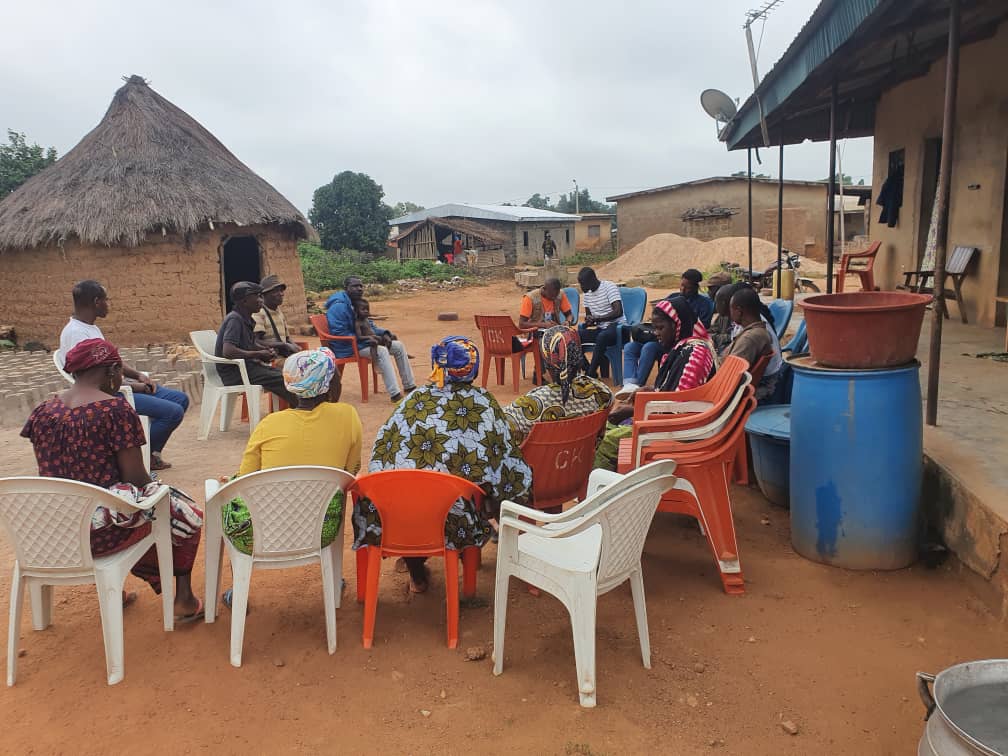 Remise des sites de construction des latrines familiales dans le village de Timorokaha