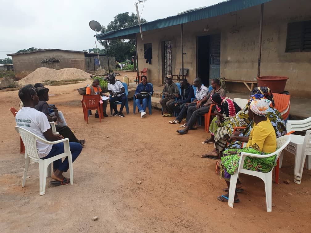 Remise des sites de construction des latrines familiales dans le village de Timorokaha