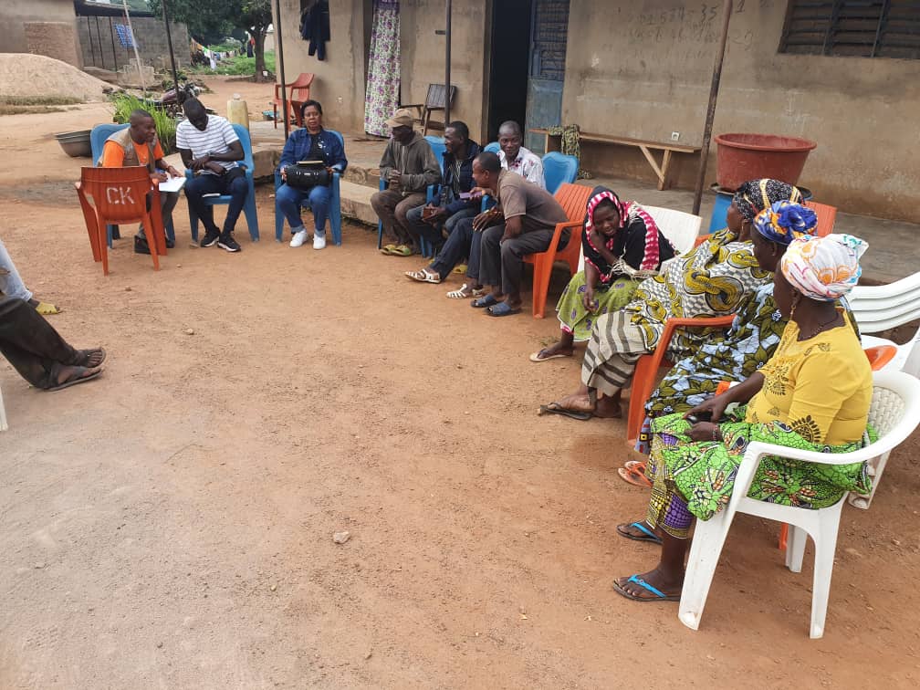 Remise des sites de construction des latrines familiales dans le village de Timorokaha