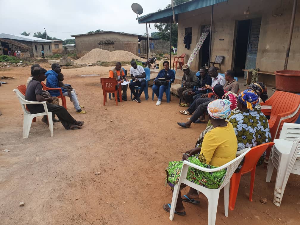 Remise des sites de construction des latrines familiales dans le village de Timorokaha