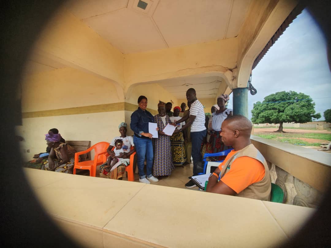 Remise des sites de construction des latrines familiales dans le village de Sinkaha