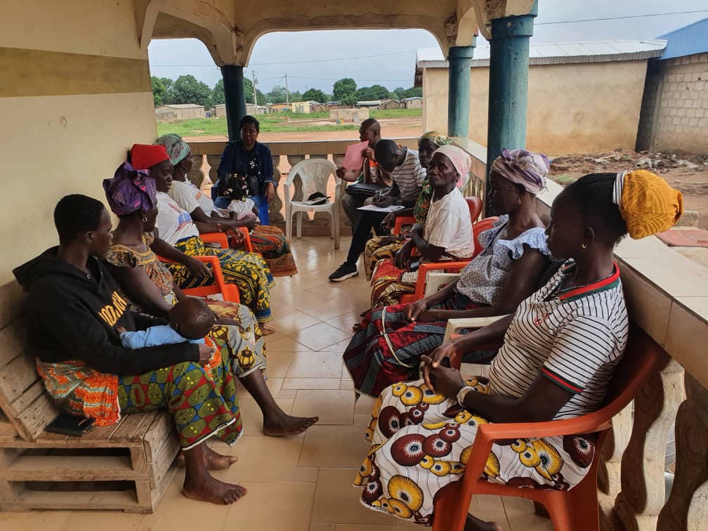 Remise des sites de construction des latrines familiales dans le village de Sinkaha