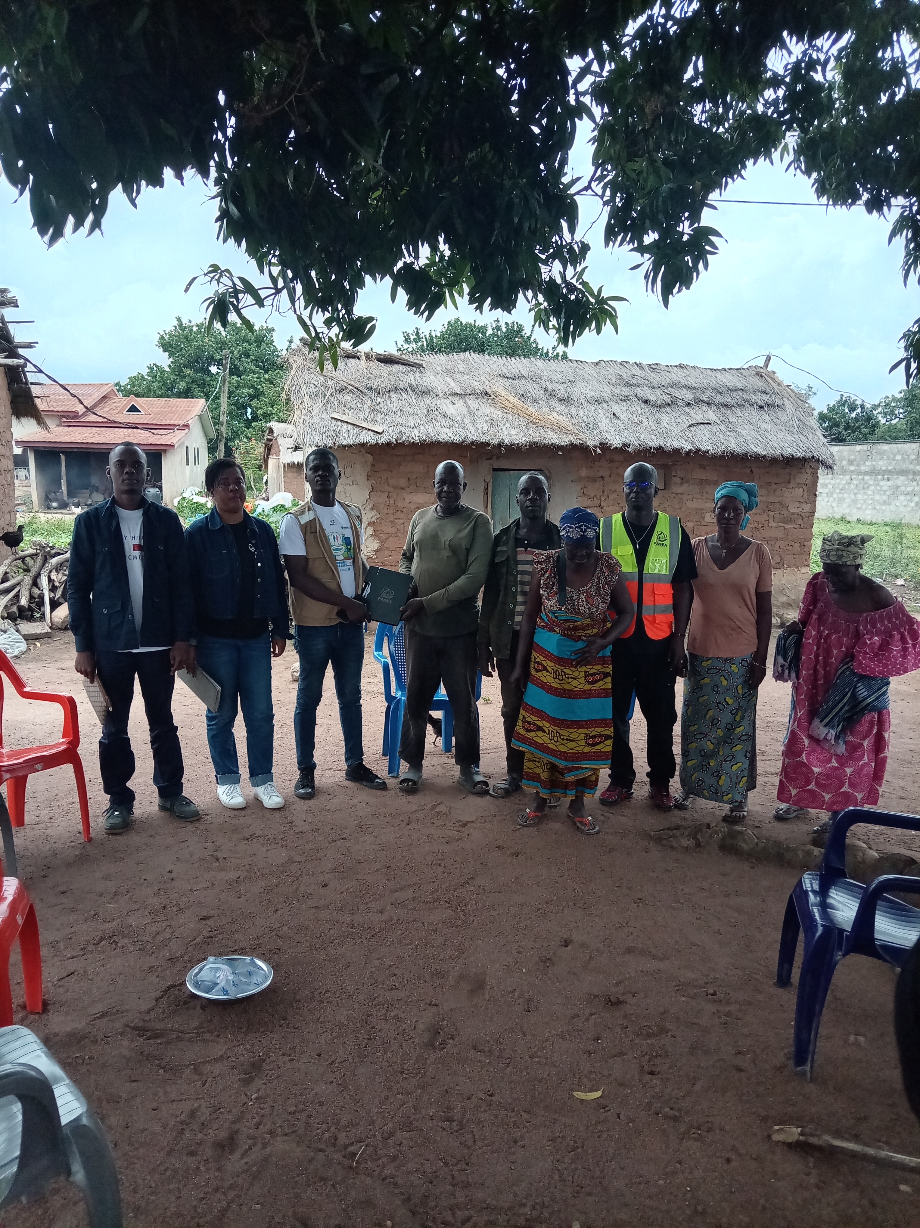 Remise des sites de construction des latrines familiales dans le village de Latokaha
