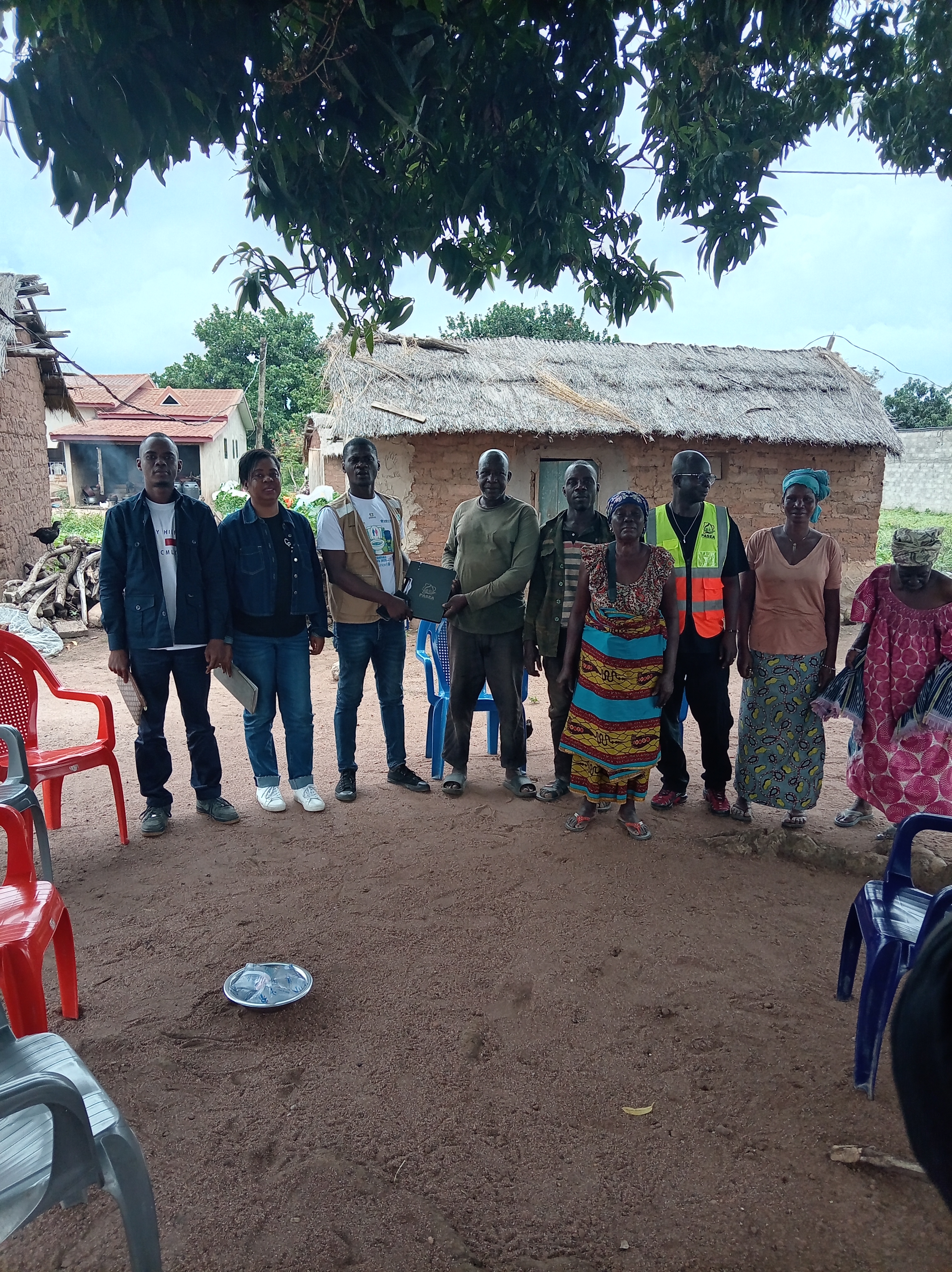 Remise des sites de construction des latrines familiales dans le village de Latokaha