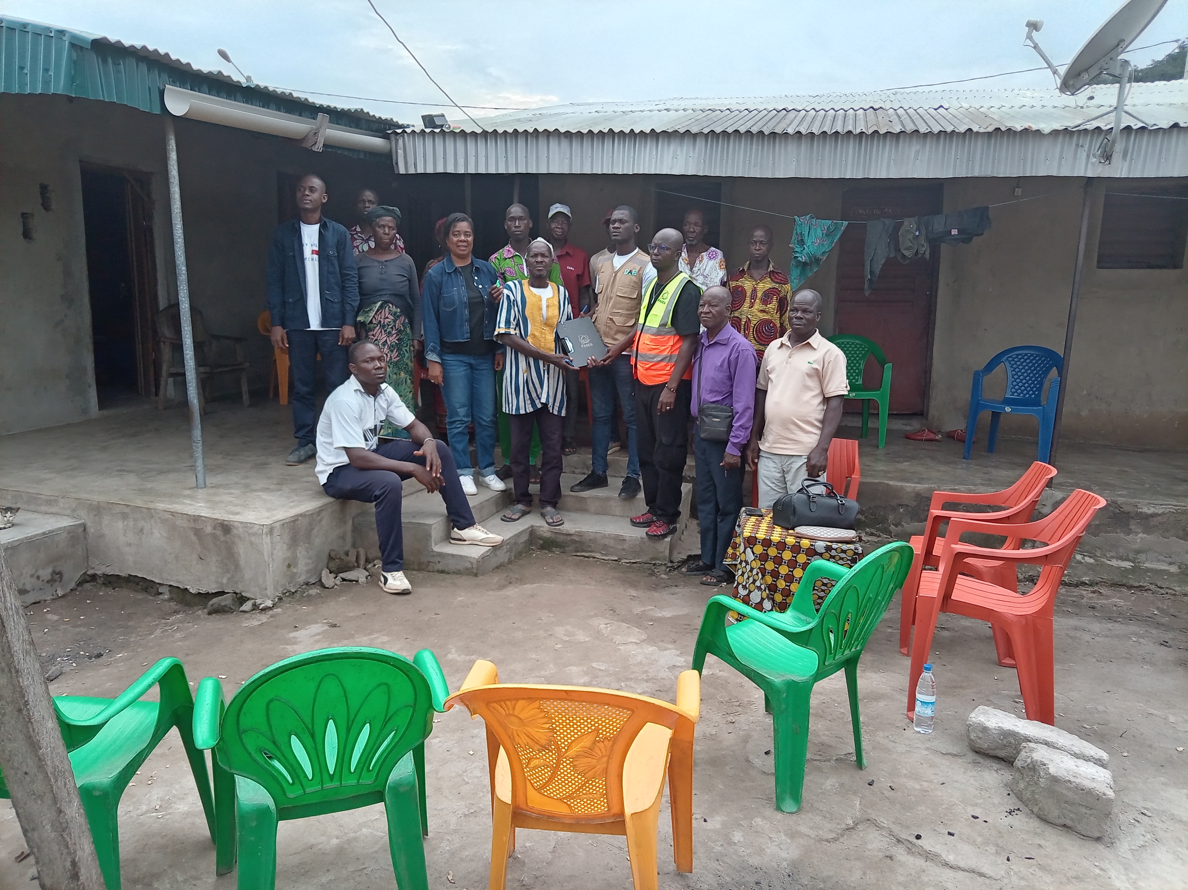 Remise des sites de construction des latrines familiales dans le village de Pekaha