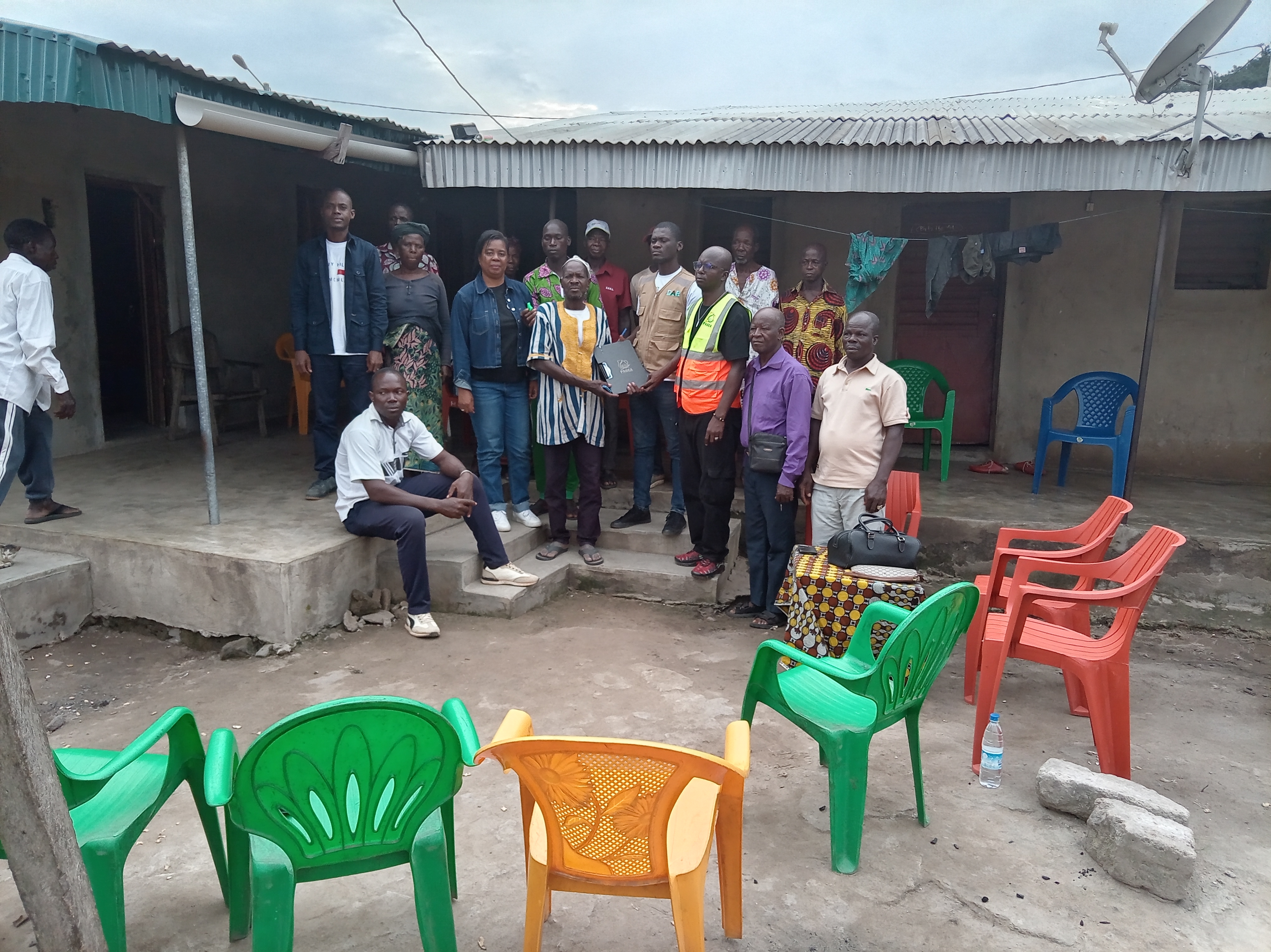 Remise des sites de construction des latrines familiales dans le village de Pekaha