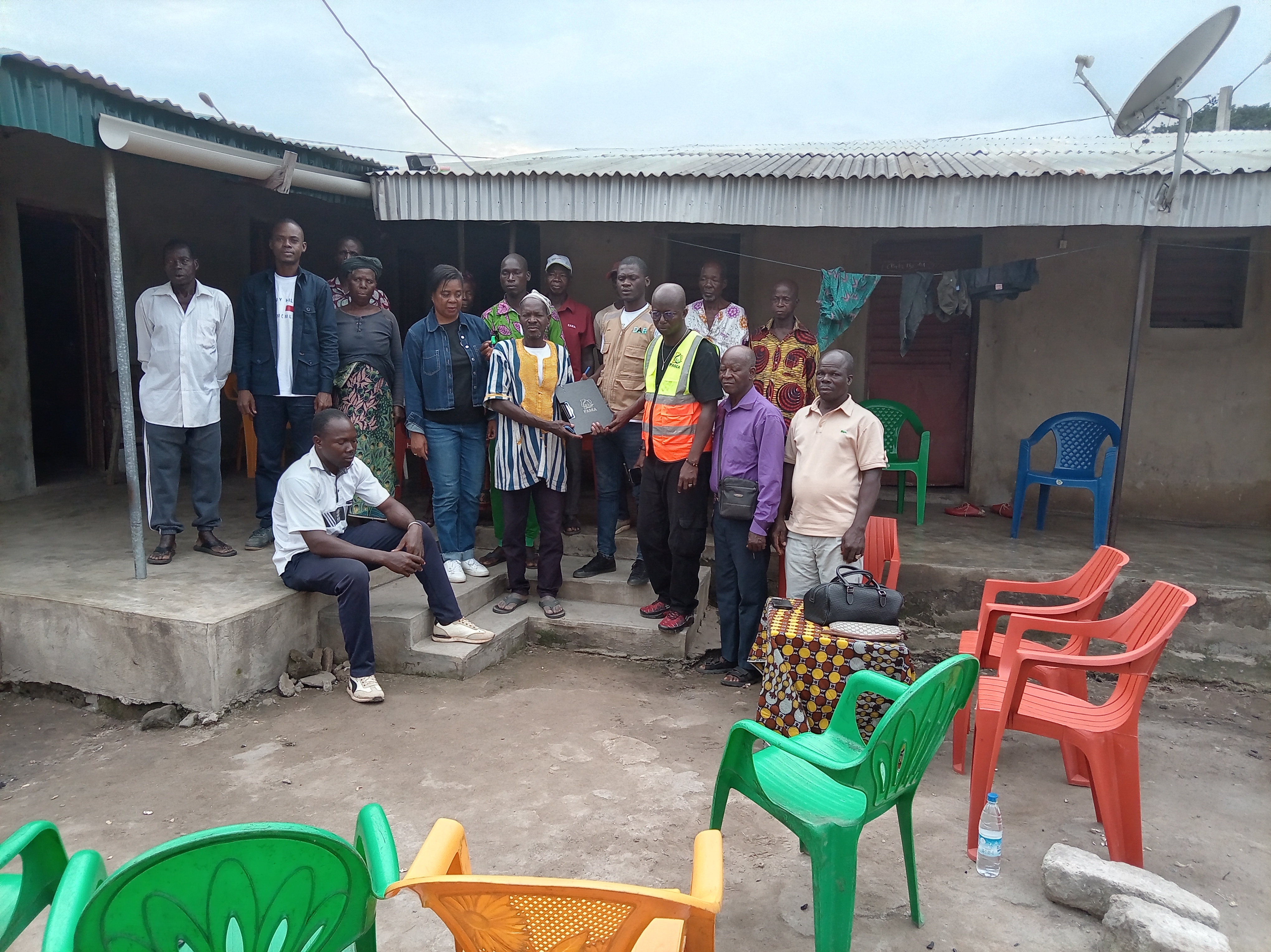 Remise des sites de construction des latrines familiales dans le village de Pekaha