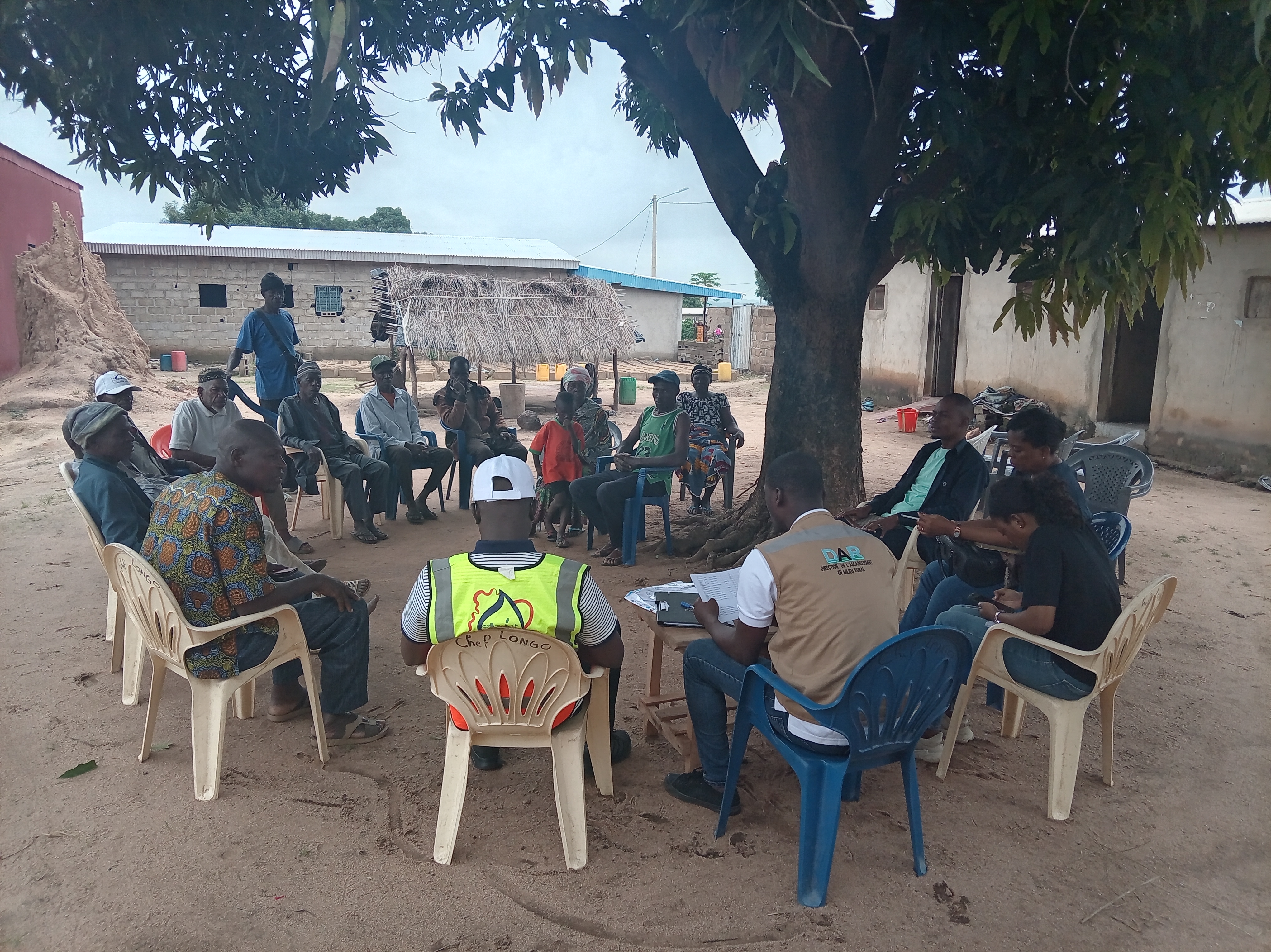 Remise des sites de construction des latrines familiales dans le village de Longo