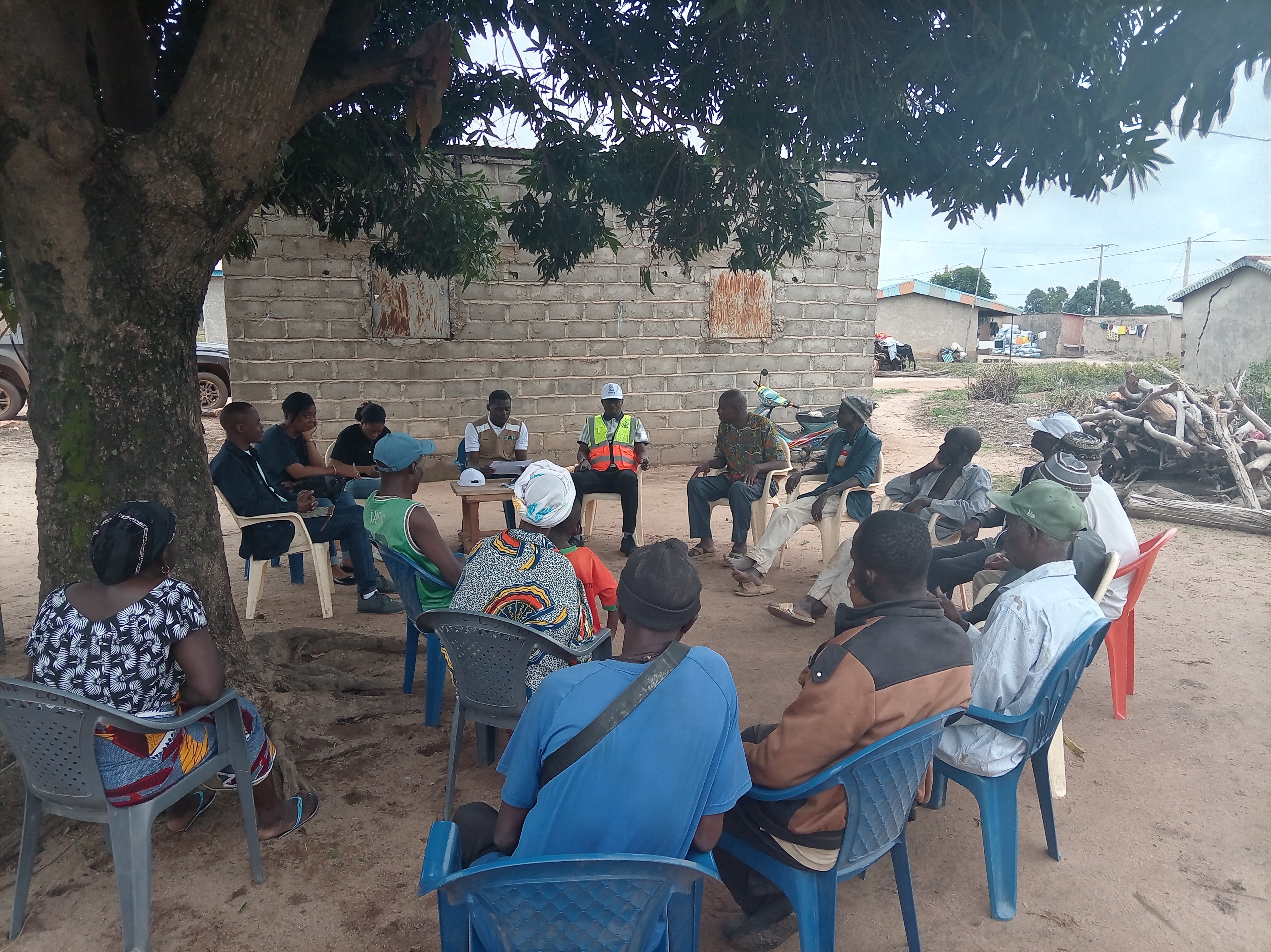 Remise des sites de construction des latrines familiales dans le village de Longo