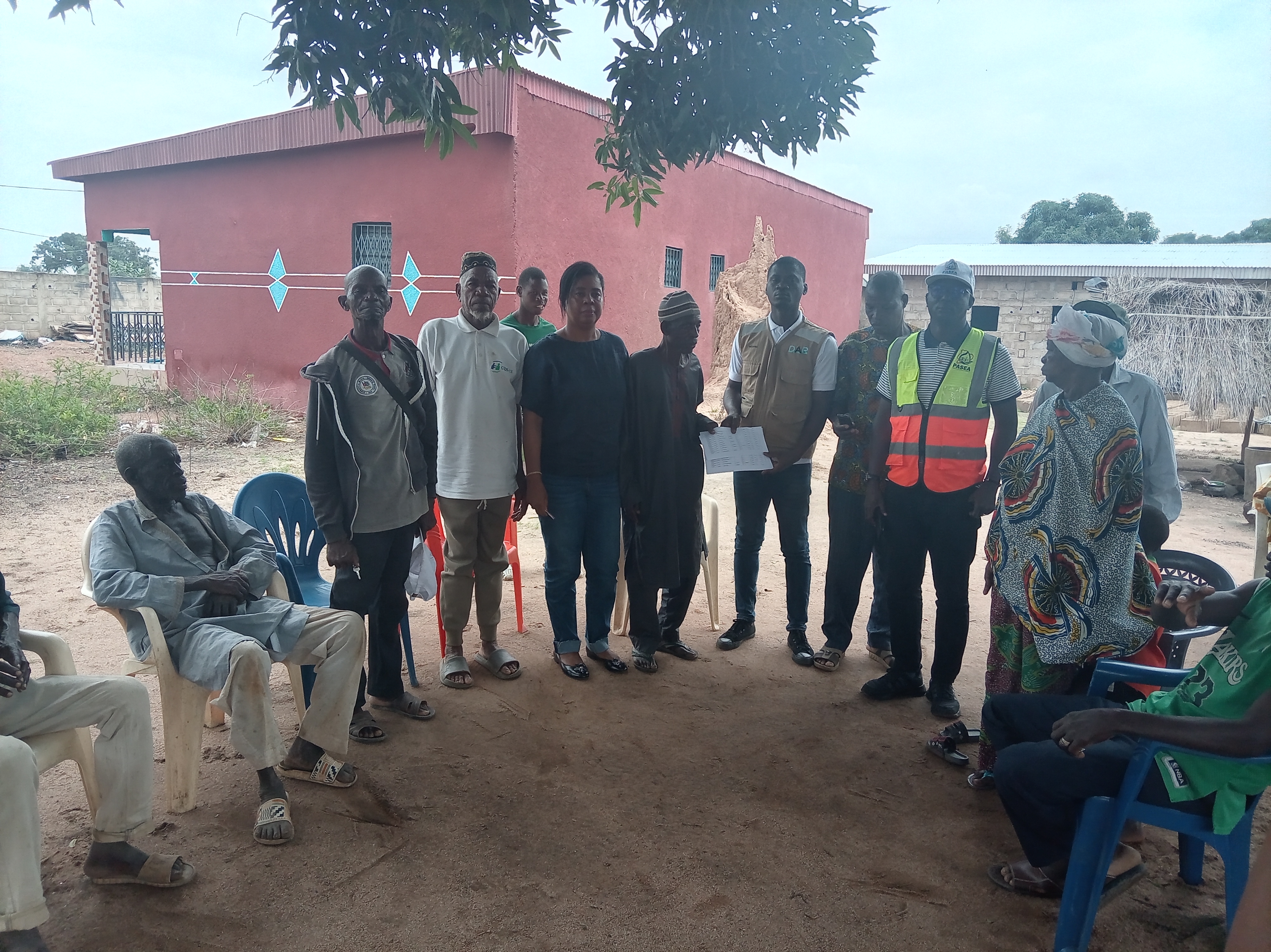 Remise des sites de construction des latrines familiales dans le village de Longo