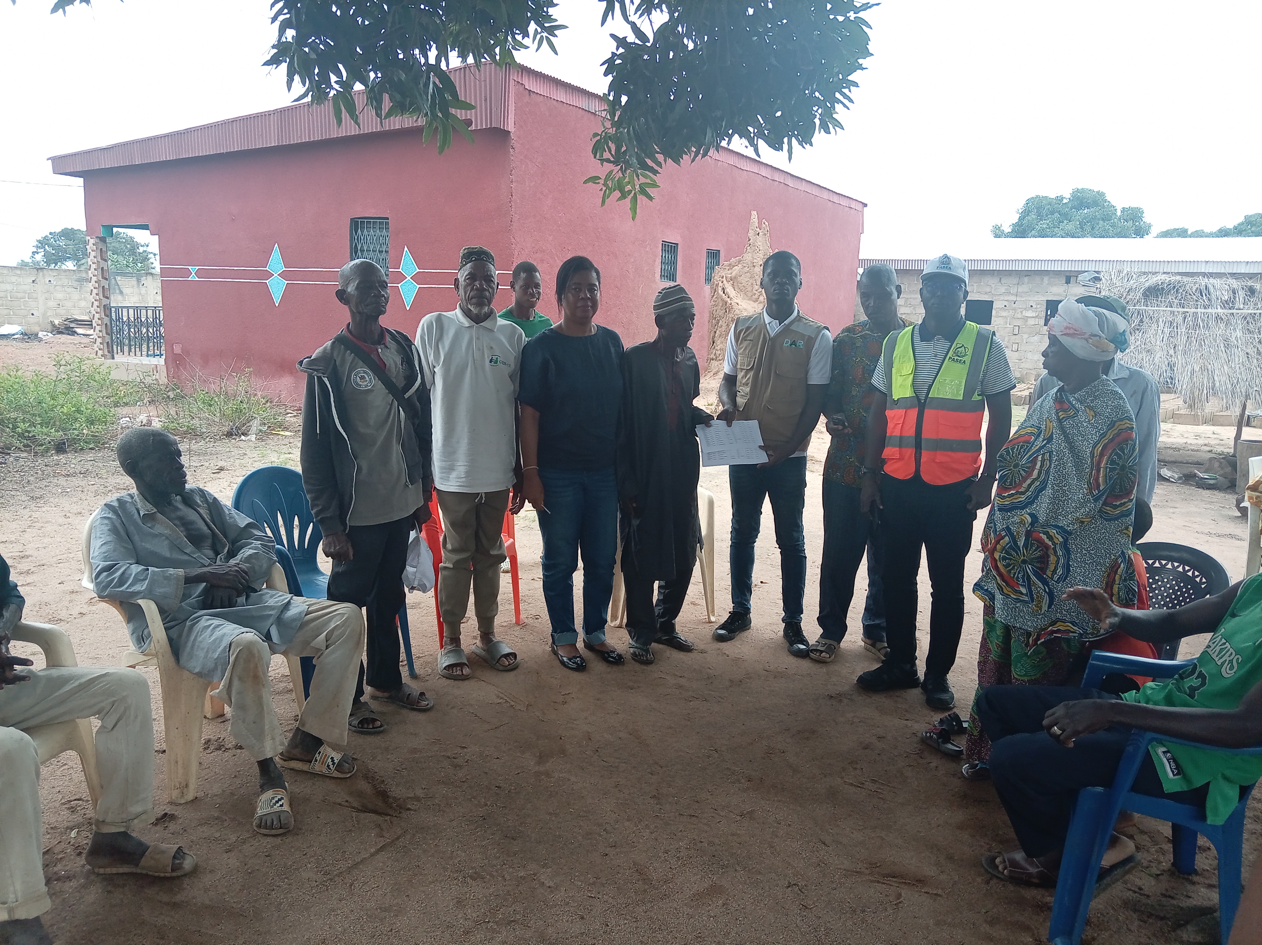 Remise des sites de construction des latrines familiales dans le village de Longo