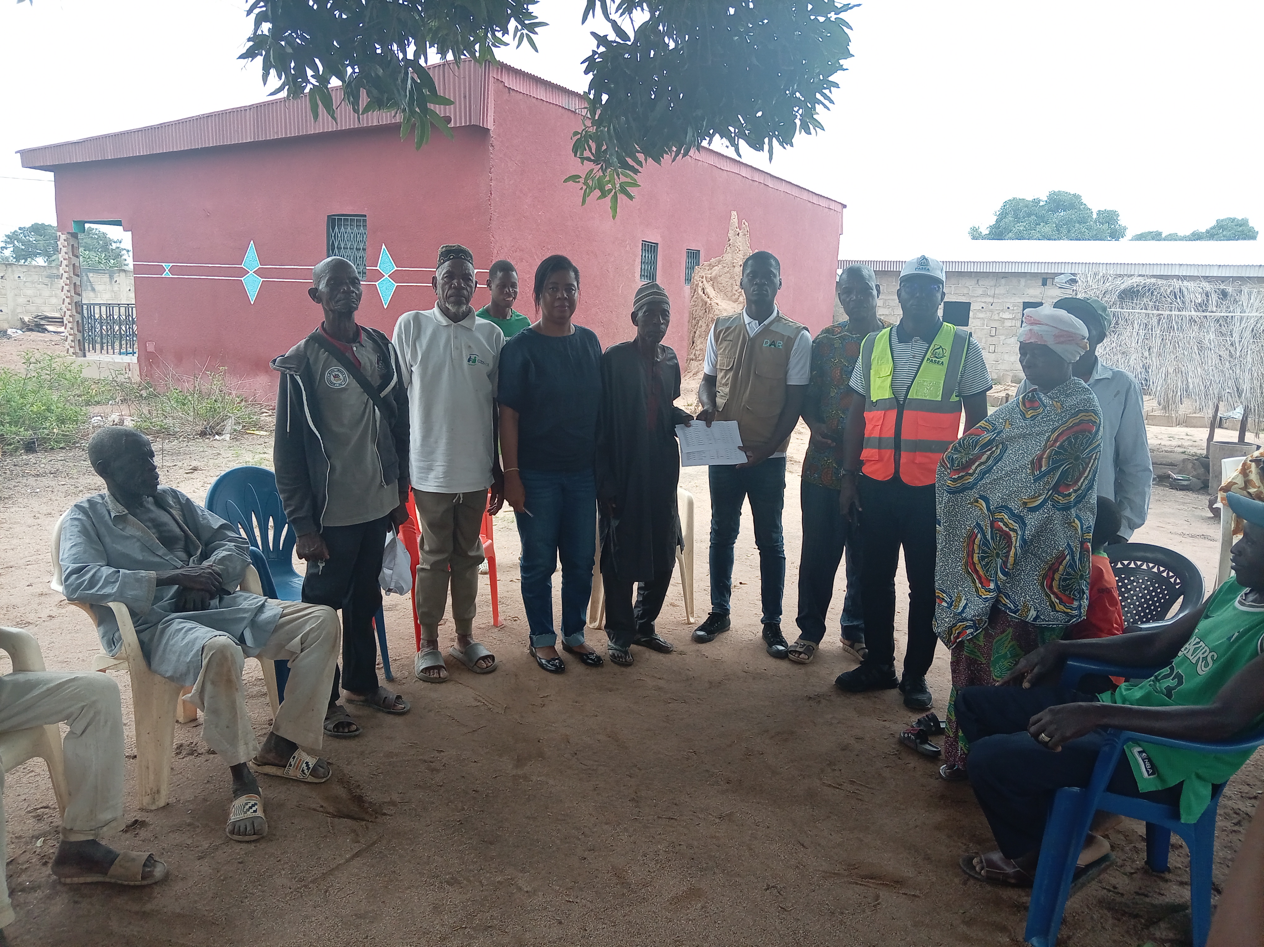 Remise des sites de construction des latrines familiales dans le village de Longo